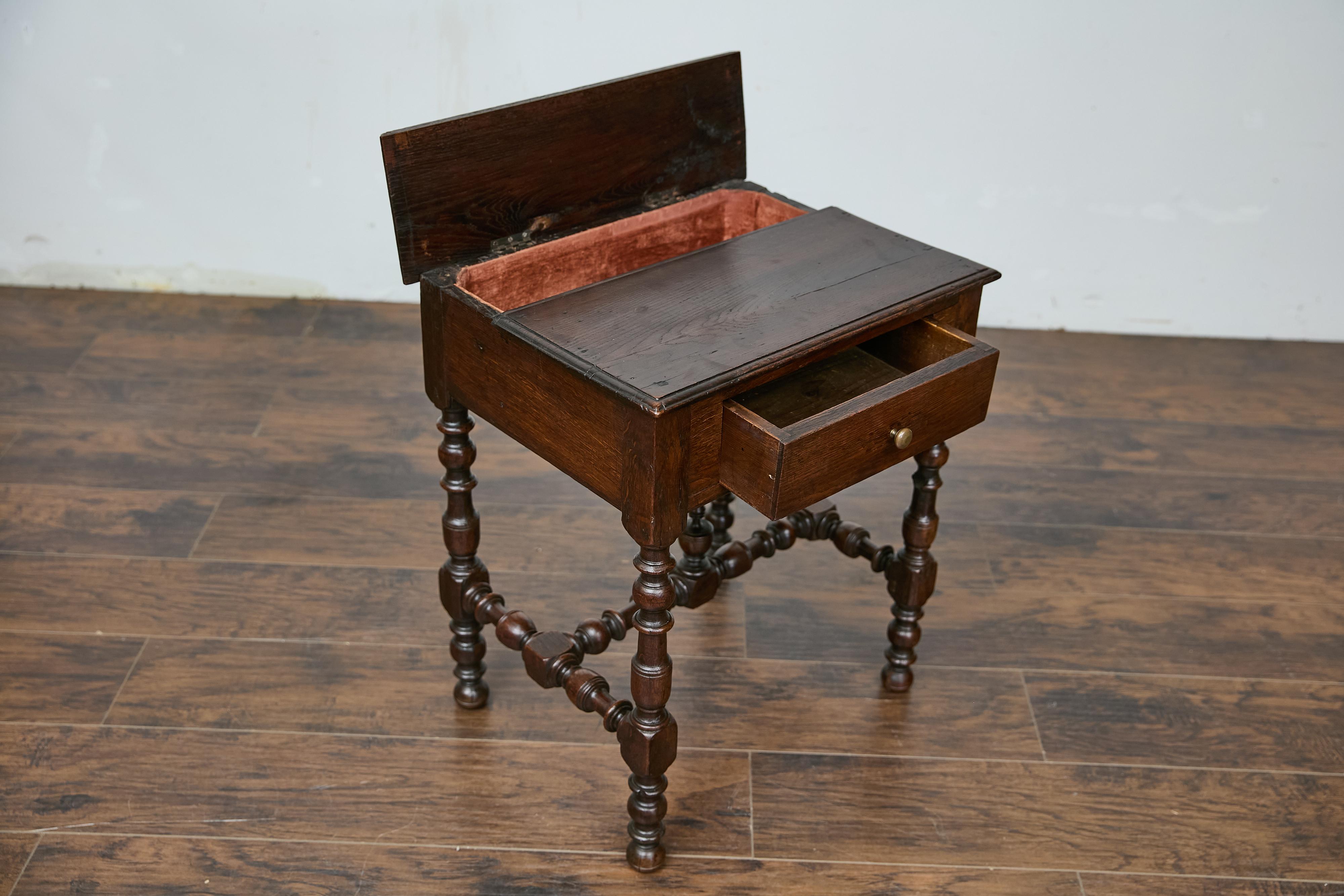 19th Century English Oak Side Table with Lift Top, Drawer, and Turned Legs en vente 4