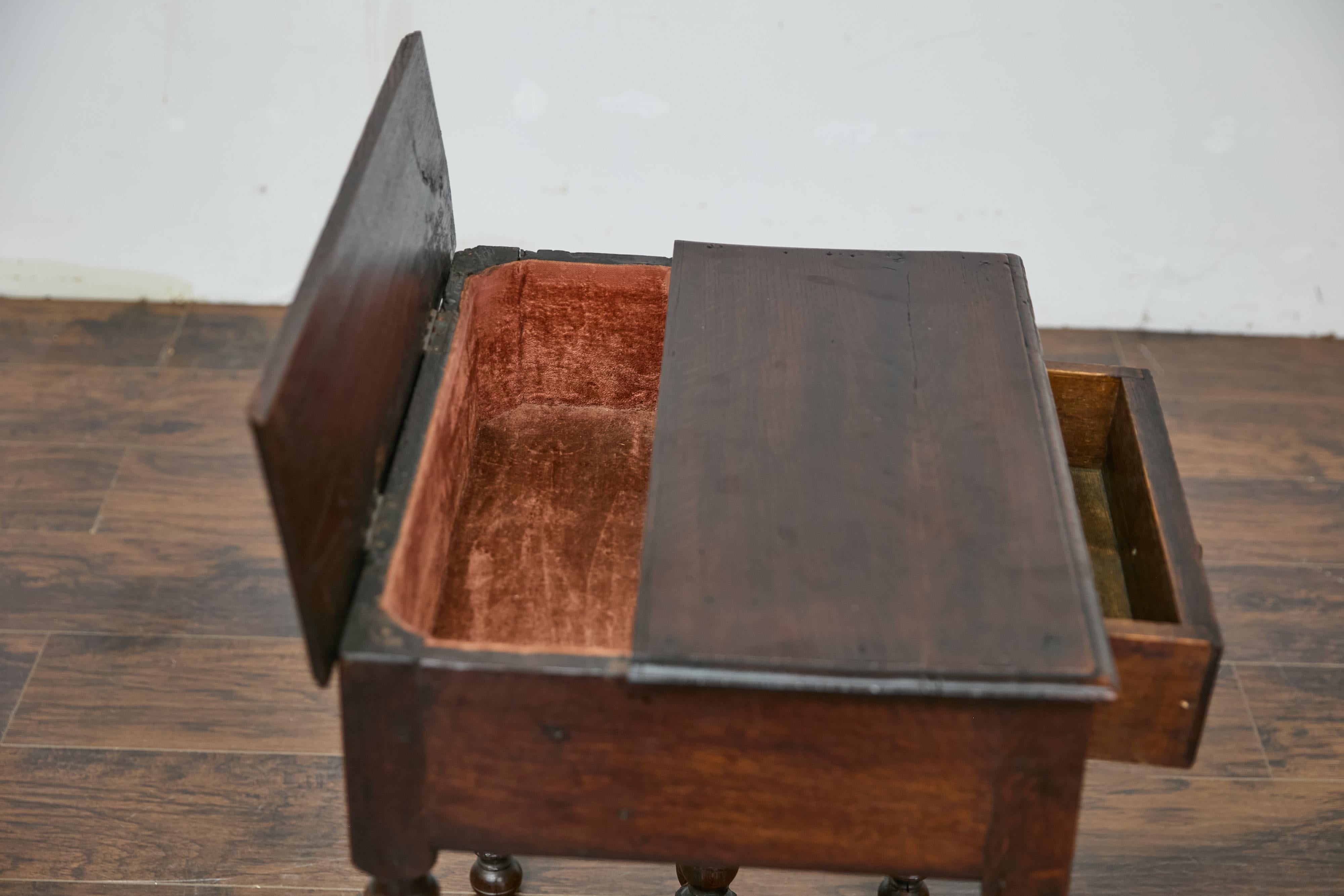 19th Century English Oak Side Table with Lift Top, Drawer, and Turned Legs en vente 5