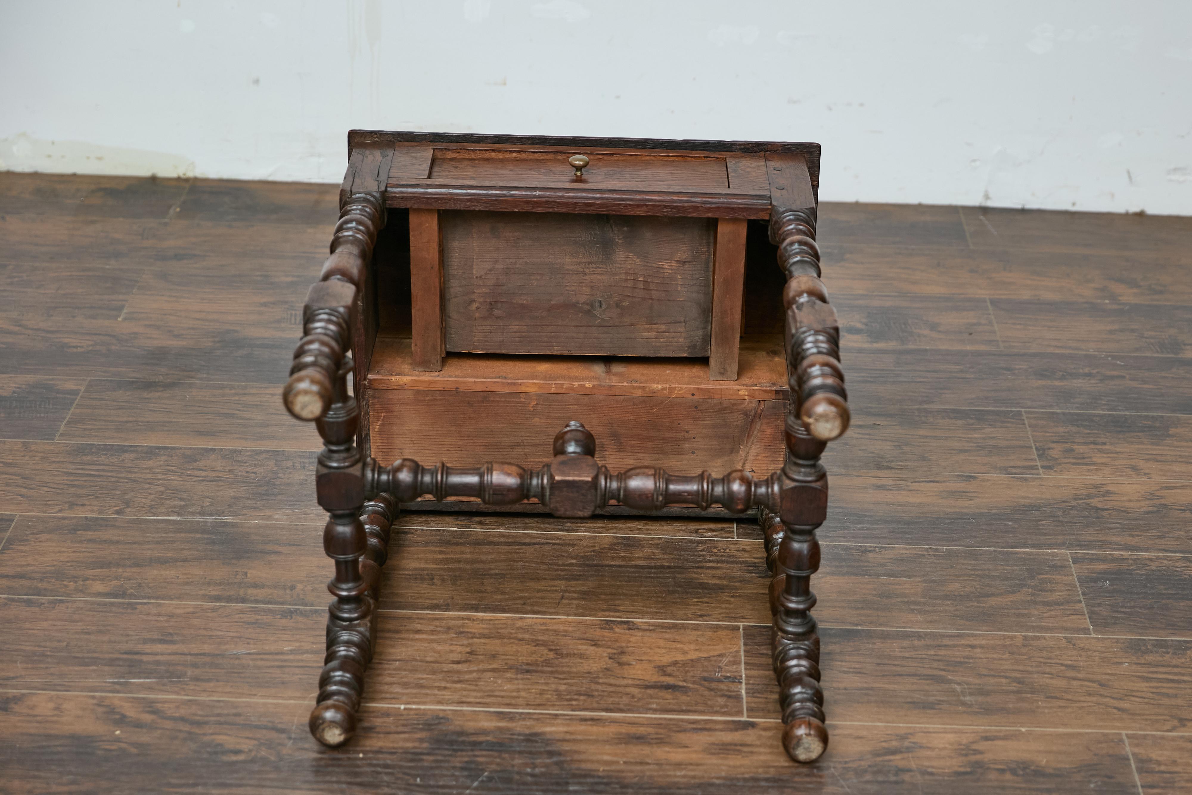 19th Century English Oak Side Table with Lift Top, Drawer, and Turned Legs en vente 8