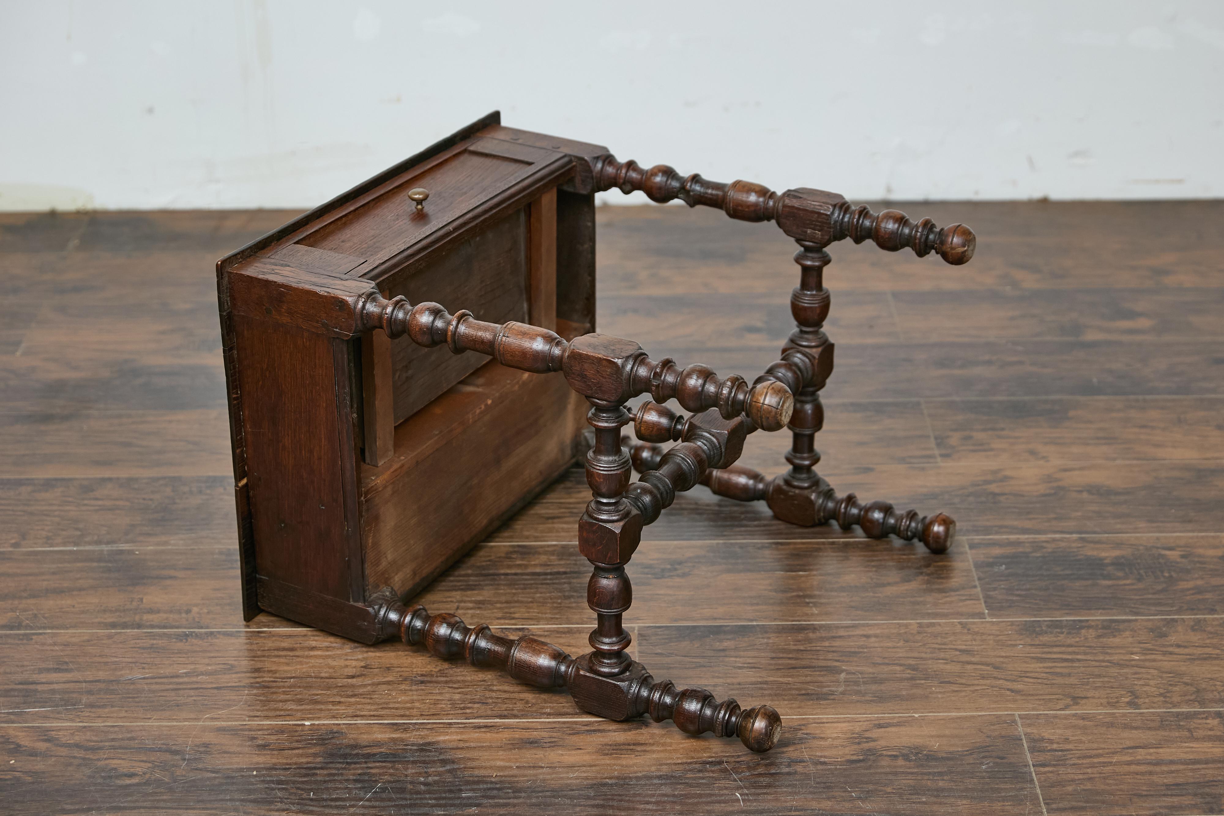 19th Century English Oak Side Table with Lift Top, Drawer, and Turned Legs en vente 9