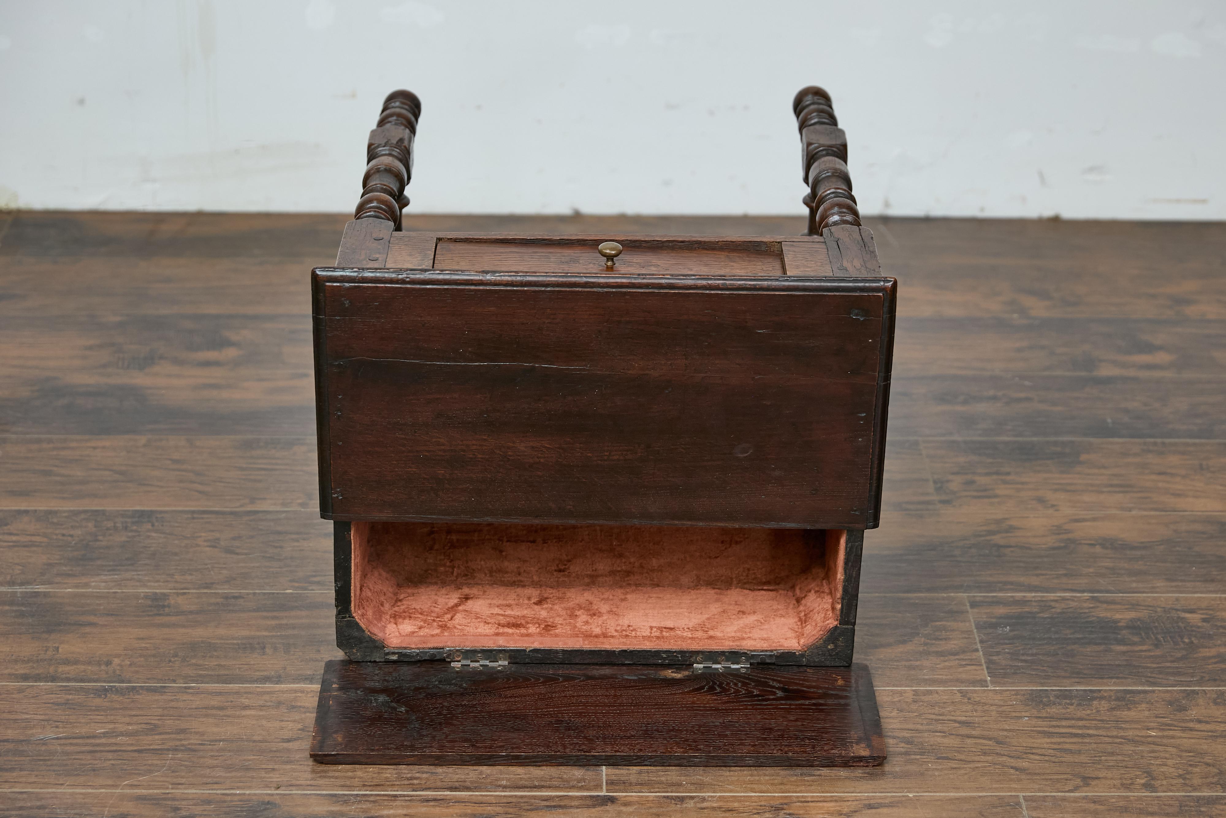 19th Century English Oak Side Table with Lift Top, Drawer, and Turned Legs en vente 11