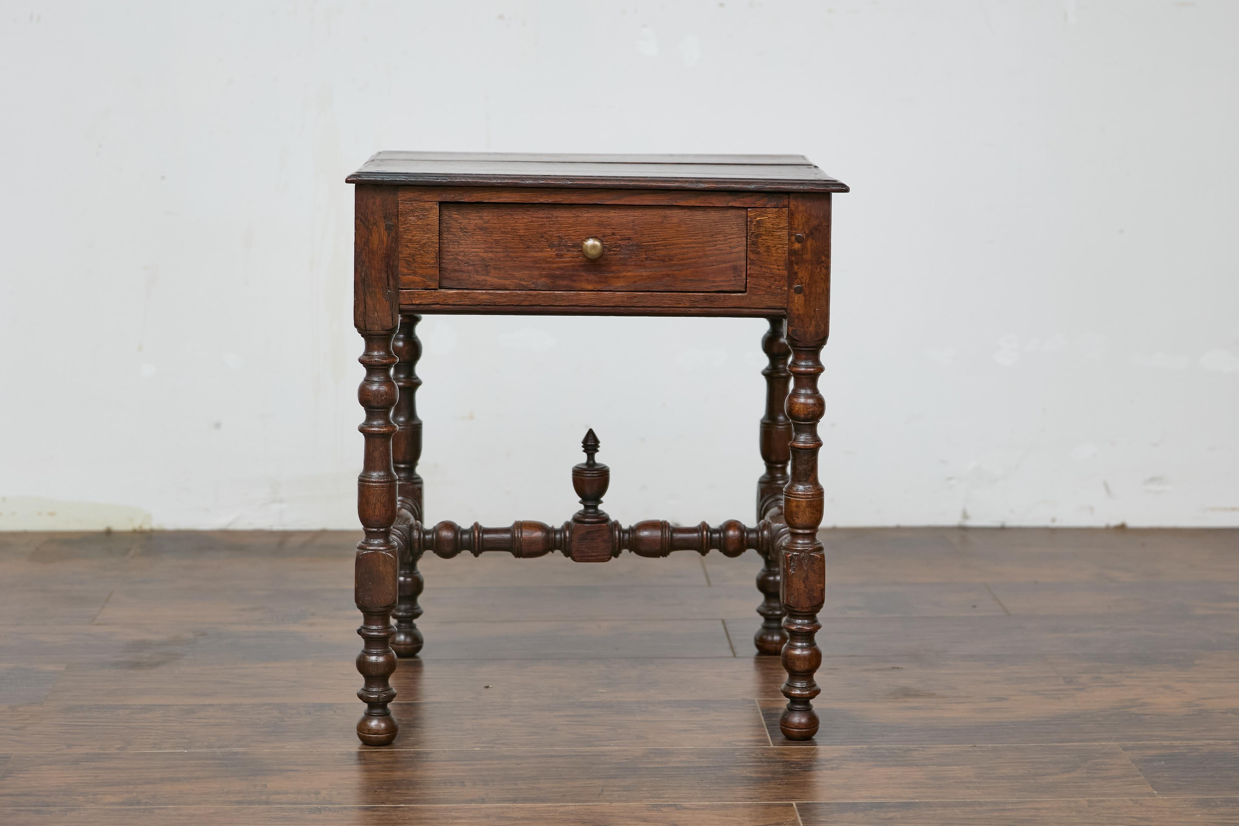 Table d'appoint en chêne anglais du XIXe siècle, avec plateau partiellement relevable, un seul tiroir, pieds tournés et fleuron. Cette charmante table d'appoint en chêne anglais du XIXe siècle attire notre attention par son design unique et son