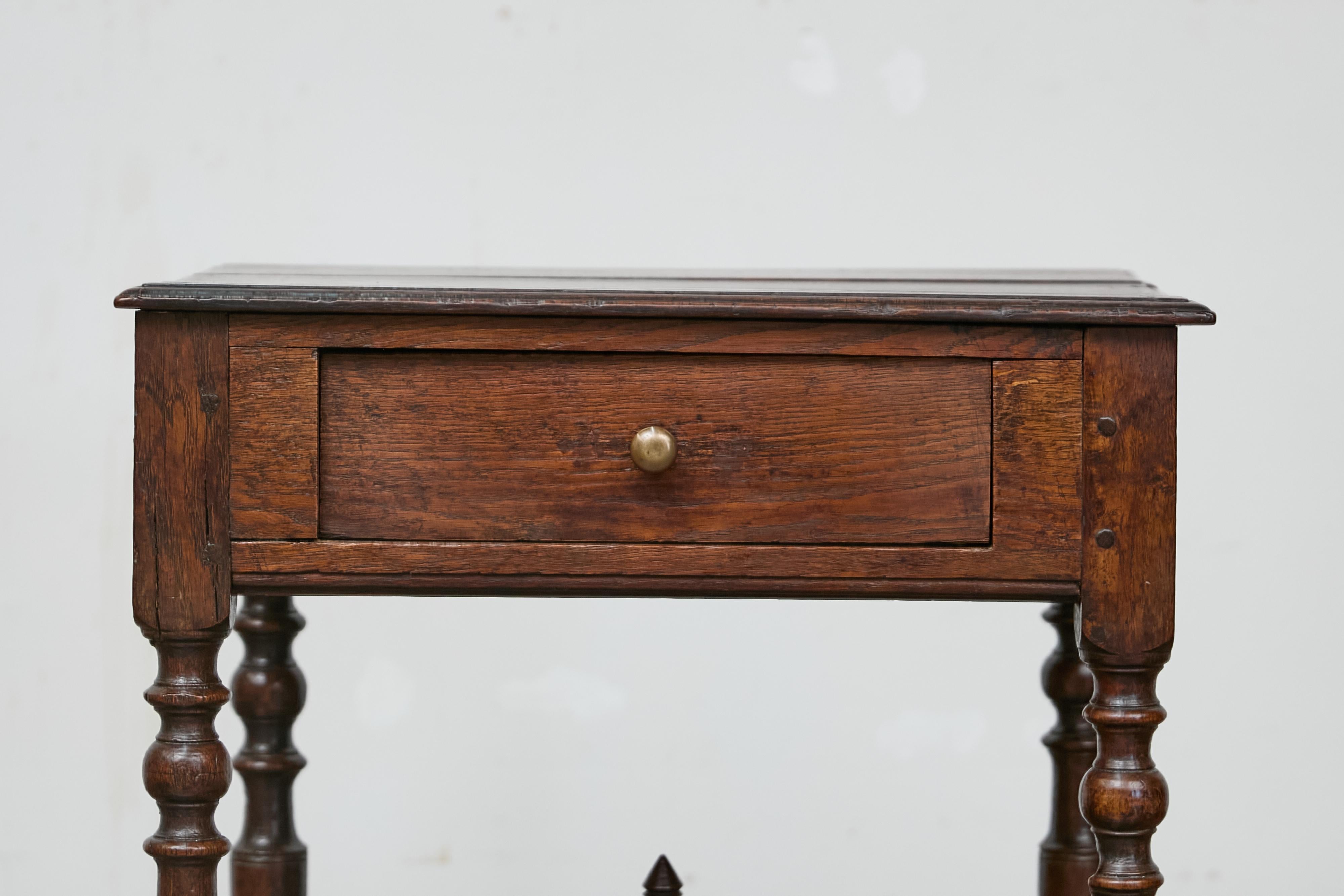 Tourné 19th Century English Oak Side Table with Lift Top, Drawer, and Turned Legs en vente