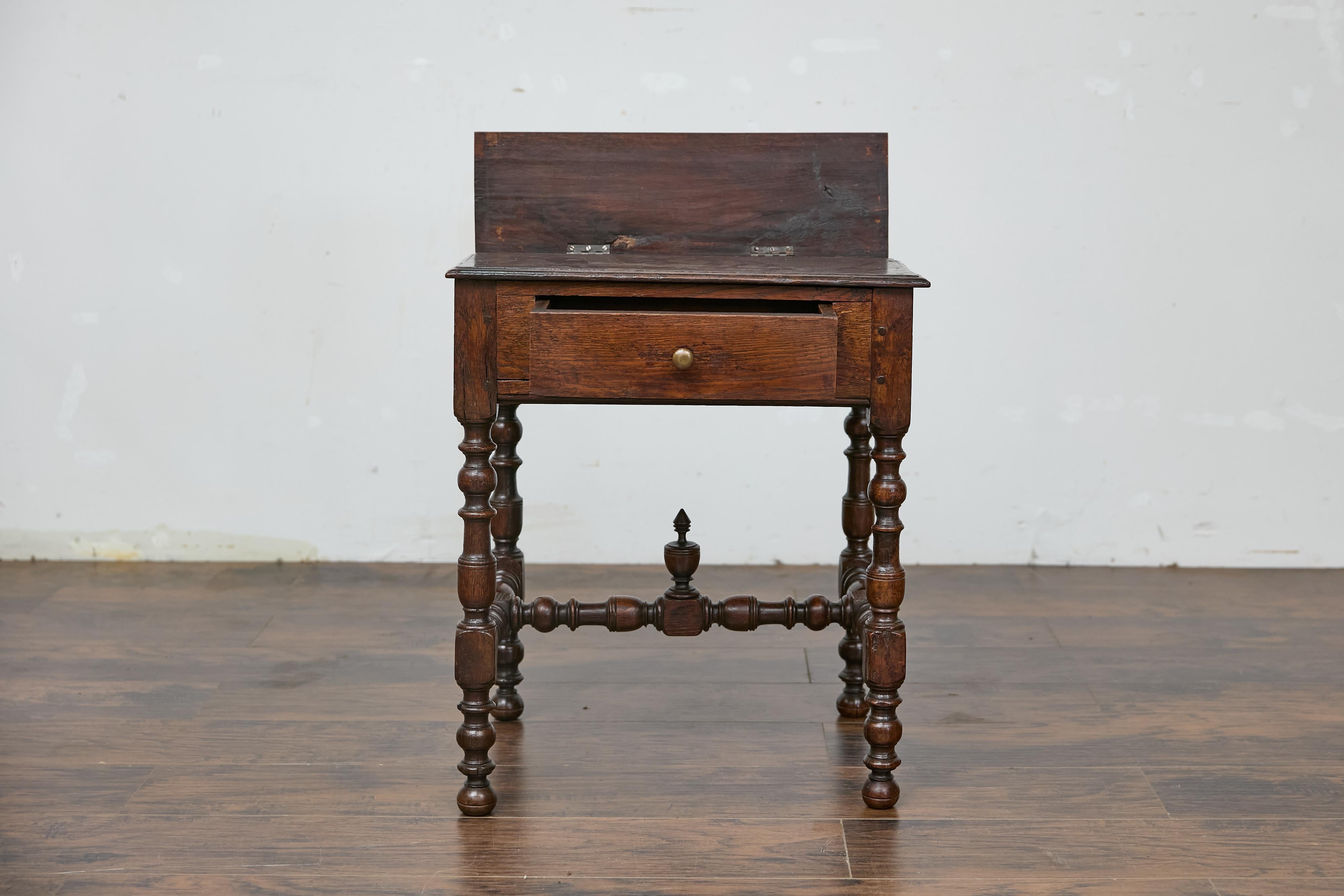 19th Century English Oak Side Table with Lift Top, Drawer, and Turned Legs en vente 1