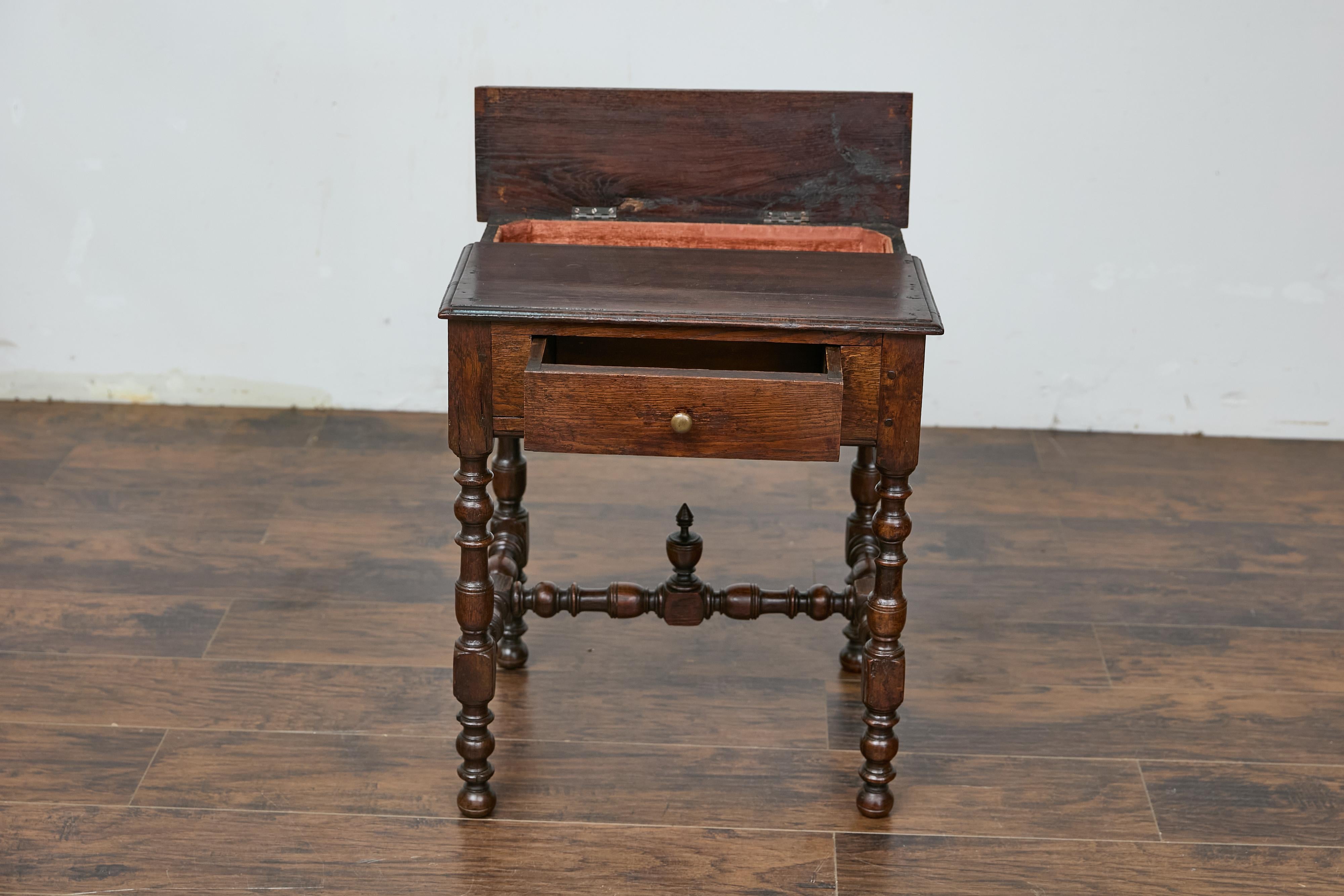 19th Century English Oak Side Table with Lift Top, Drawer, and Turned Legs en vente 2