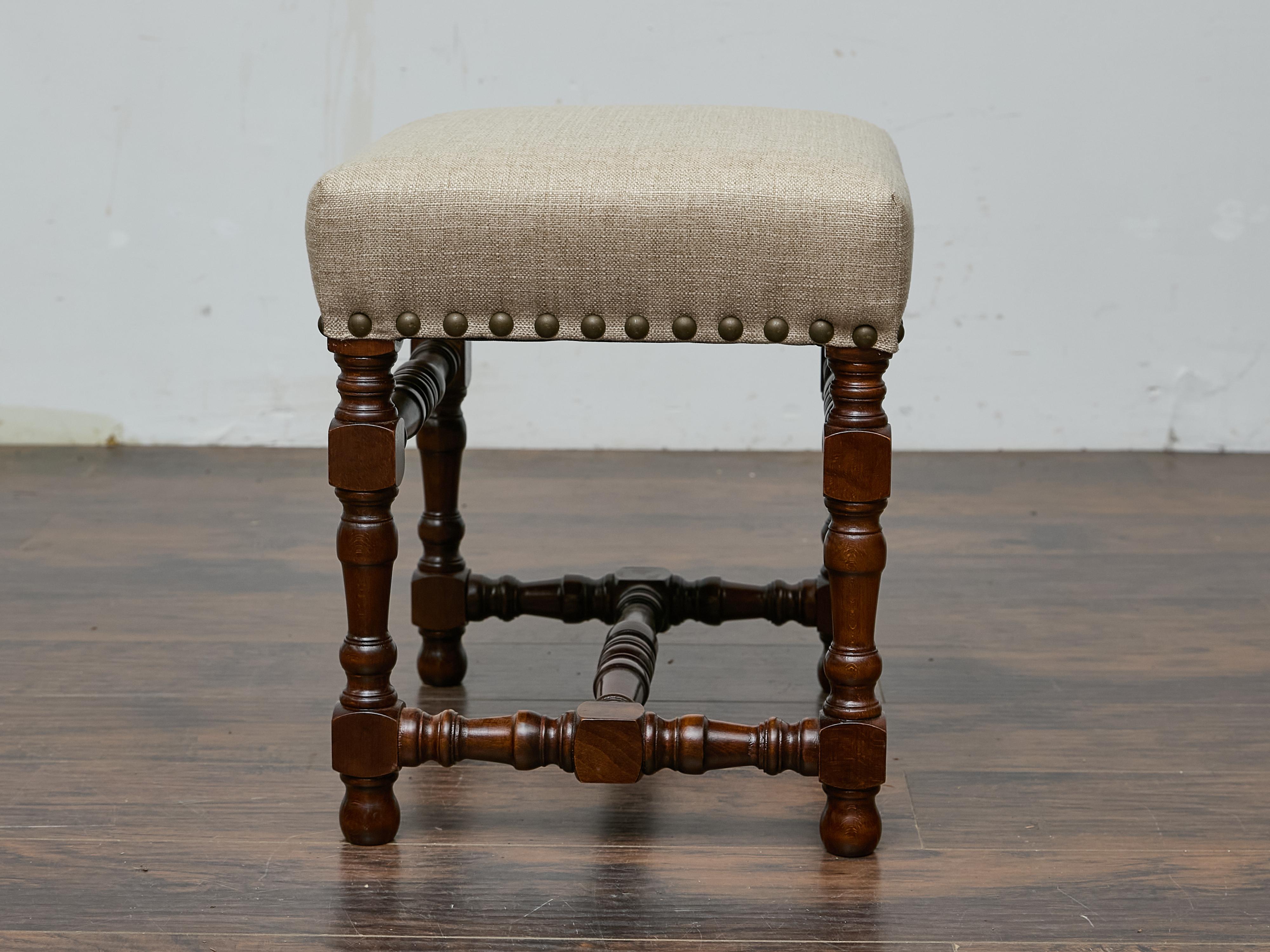 Sgabello inglese del XIX secolo in Oak con rivestimento in lino personalizzato e gambe tornite In condizioni buone in vendita a Atlanta, GA