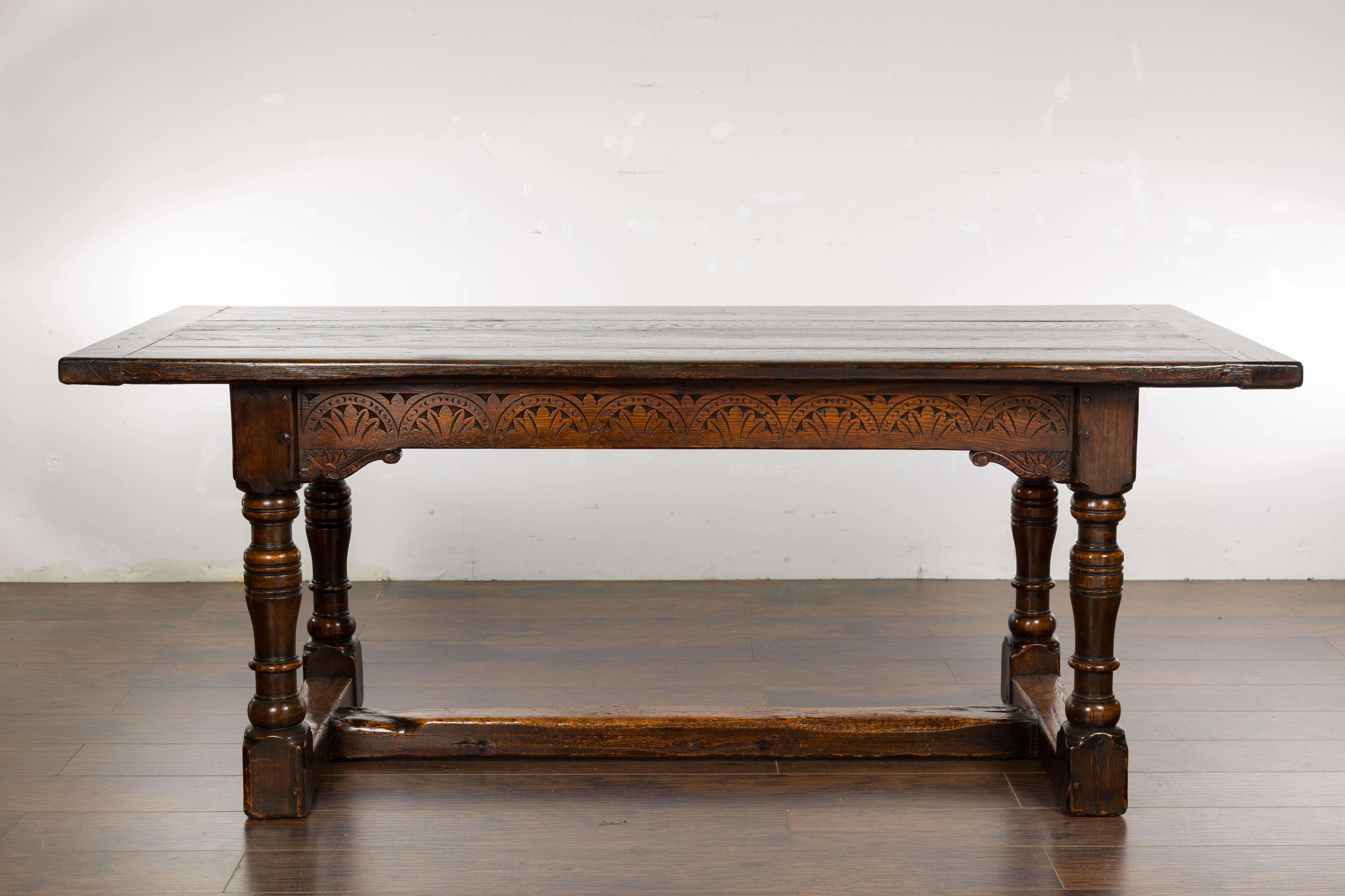 Englischer Eichenholztisch des 19. Jahrhunderts mit geschnitzter Schürze und gedrechselten Beinen (Geschnitzt) im Angebot