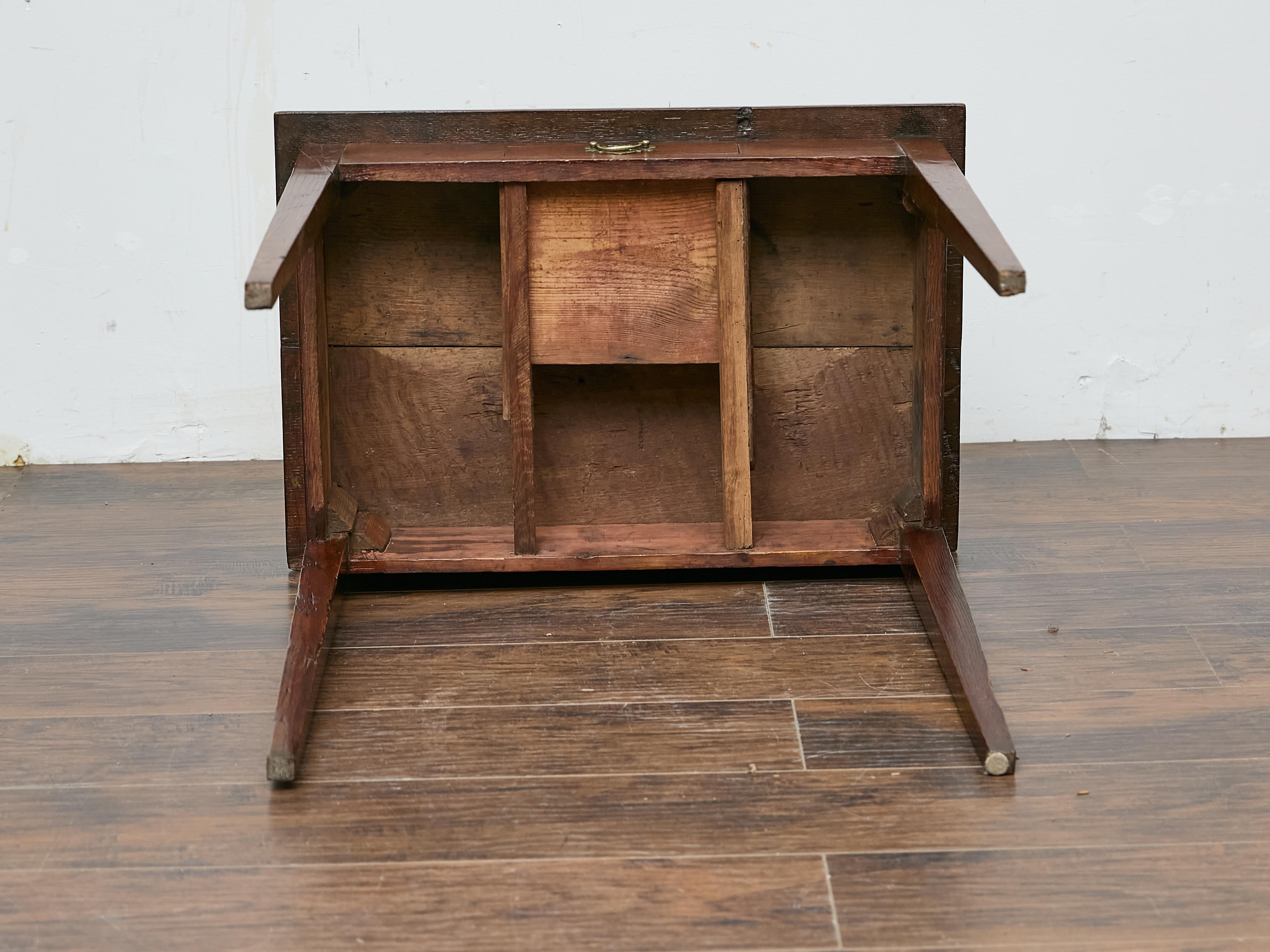 Table anglaise du 19ème siècle avec poignée en laiton Chippendale et pied fuselé en vente 4