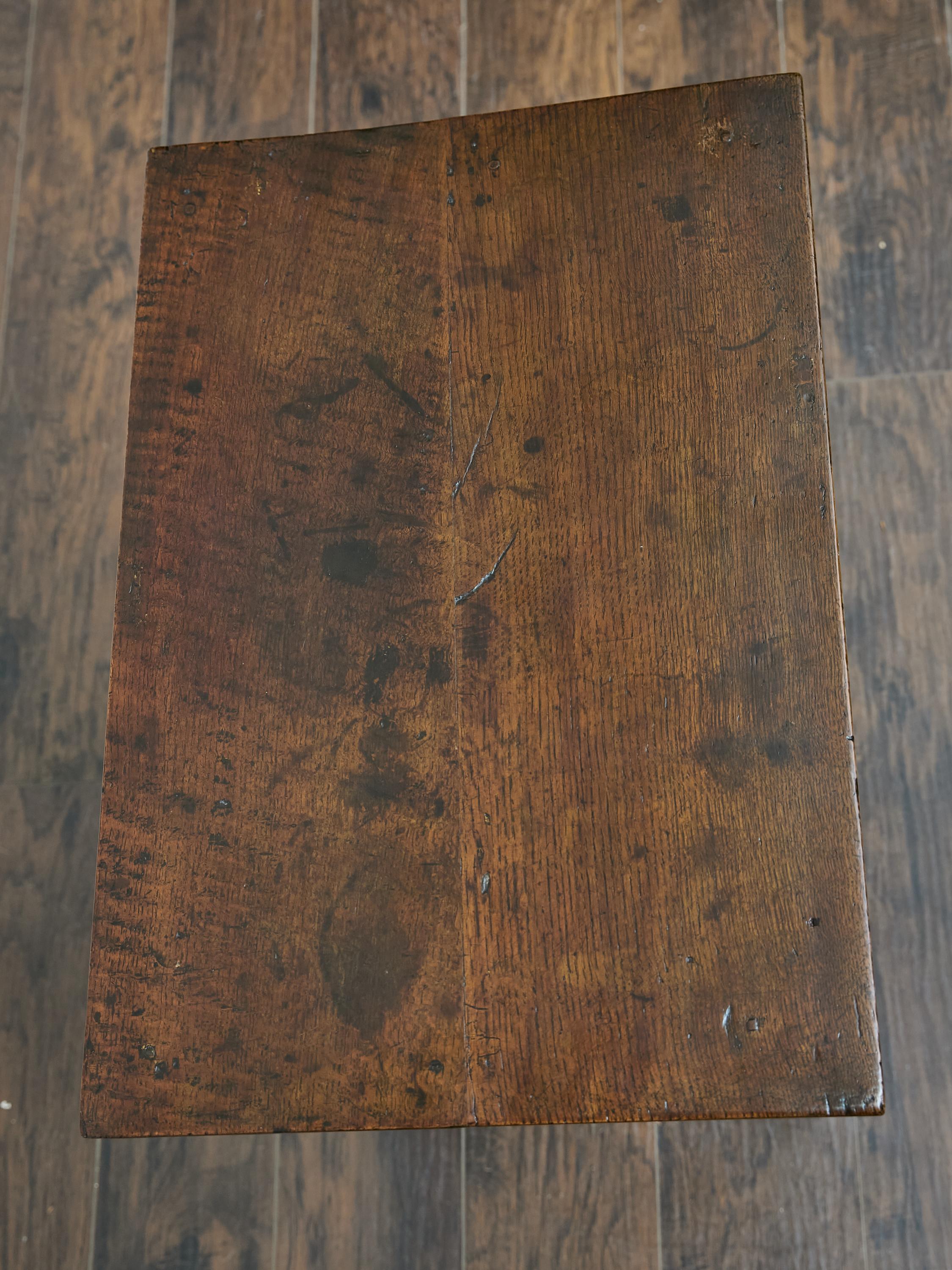 Table anglaise du 19ème siècle avec poignée en laiton Chippendale et pied fuselé en vente 5