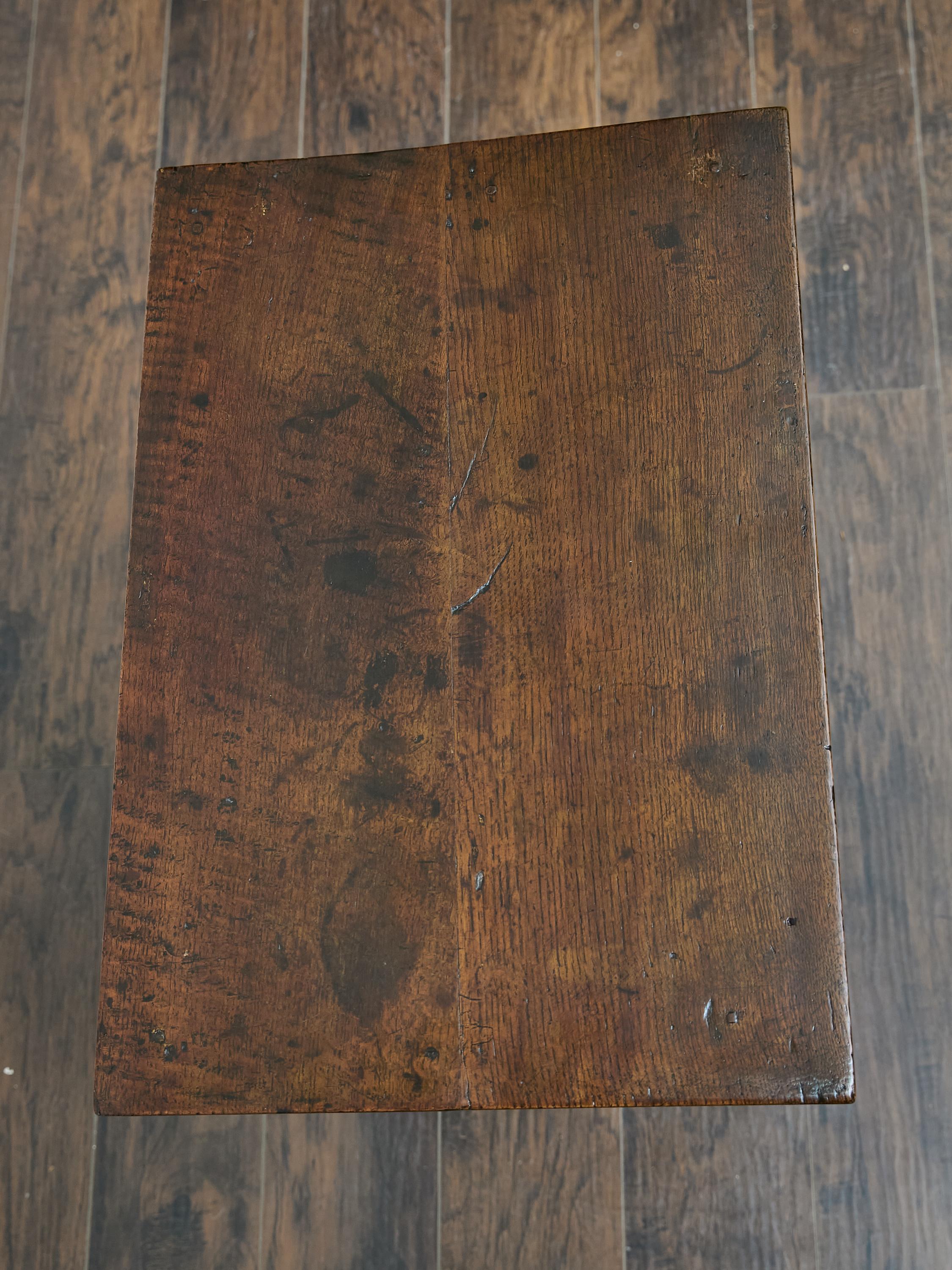 Table anglaise du 19ème siècle avec poignée en laiton Chippendale et pied fuselé en vente 6
