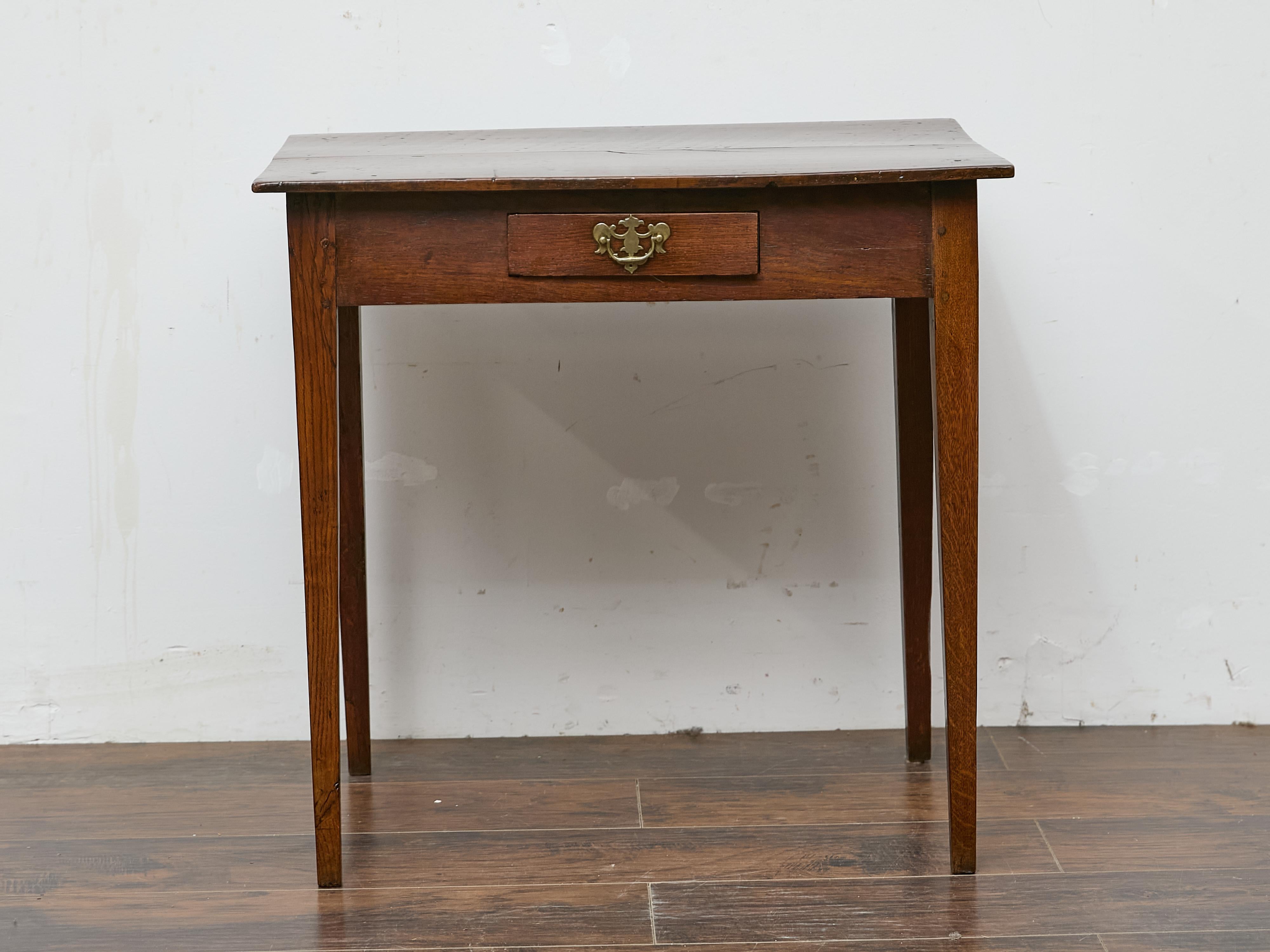 Table anglaise du 19ème siècle avec poignée en laiton Chippendale et pied fuselé en vente 7