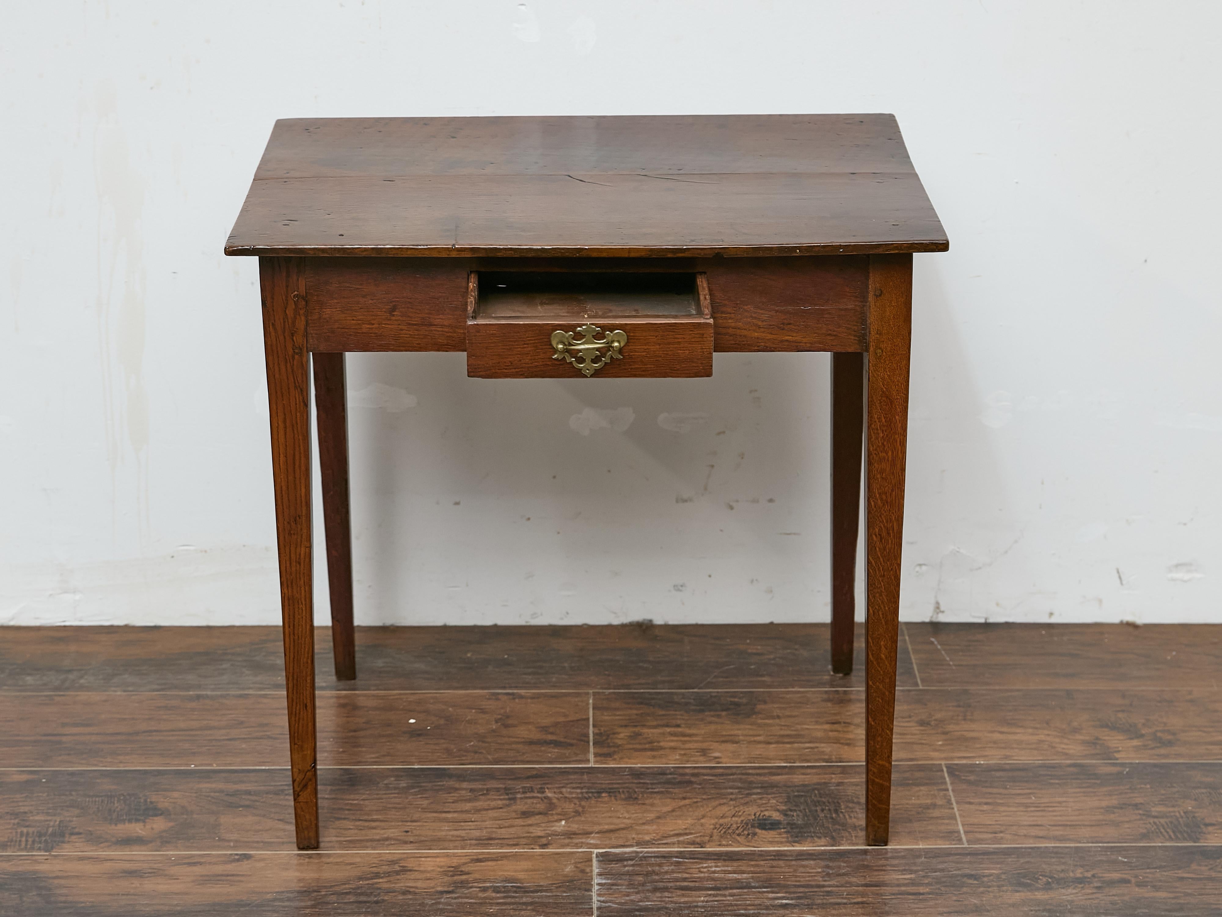 Anglais Table anglaise du 19ème siècle avec poignée en laiton Chippendale et pied fuselé en vente