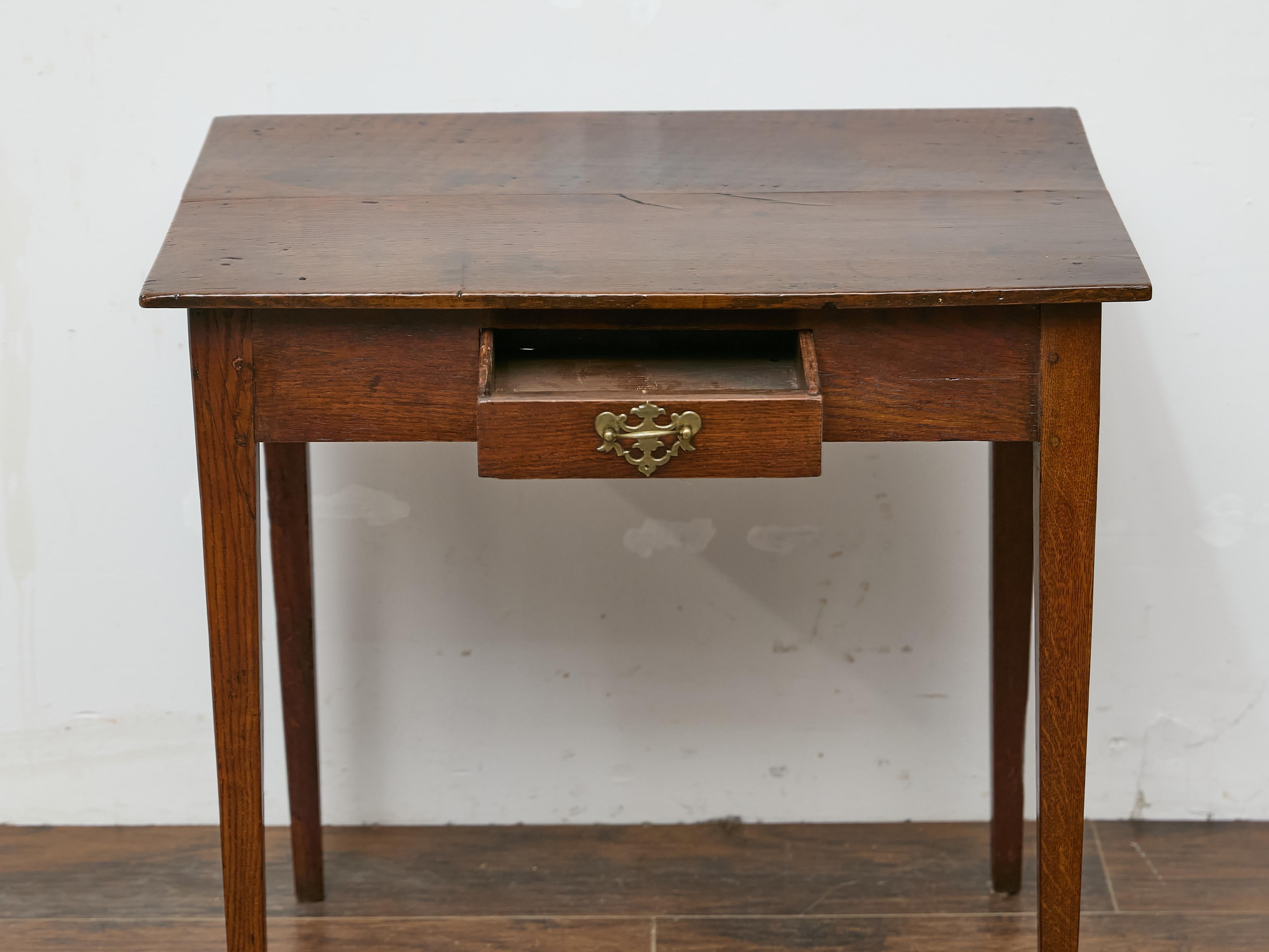 Table anglaise du 19ème siècle avec poignée en laiton Chippendale et pied fuselé Bon état - En vente à Atlanta, GA