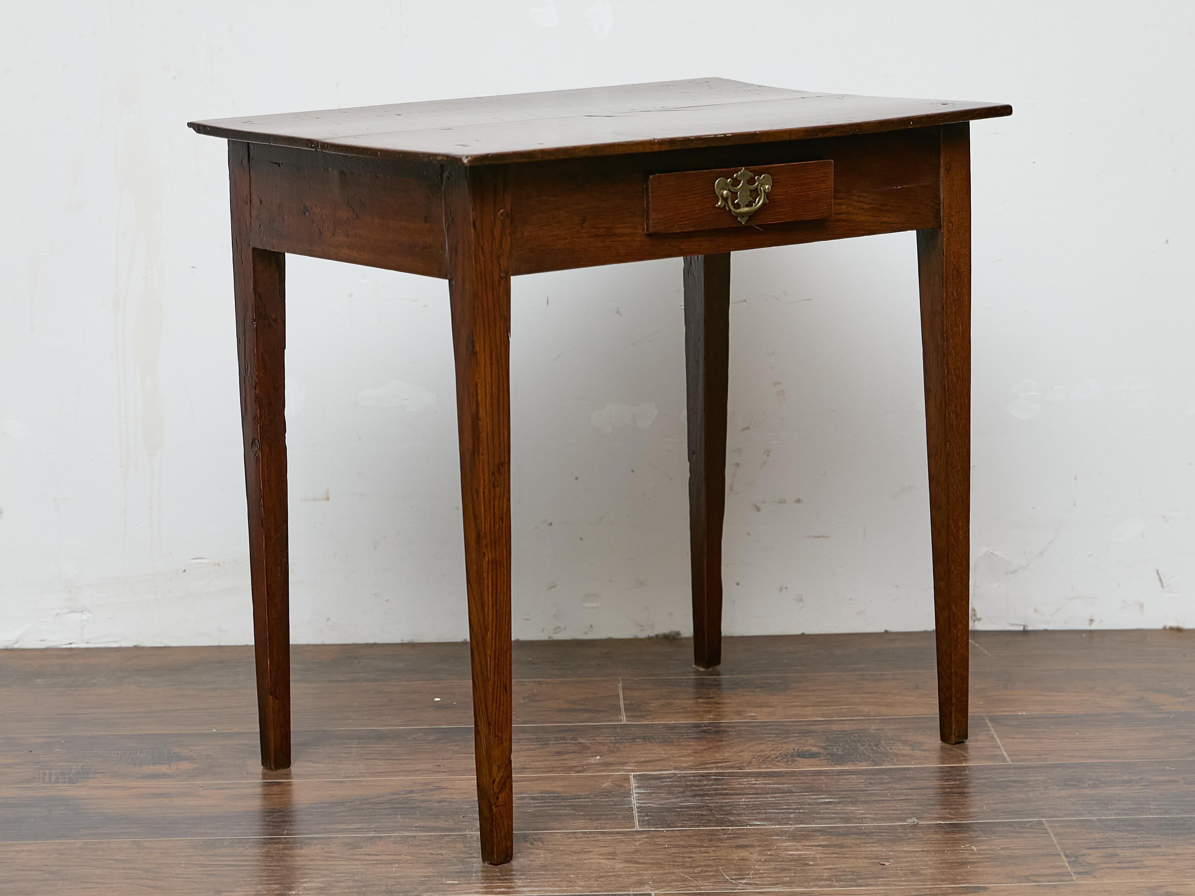 XIXe siècle Table anglaise du 19ème siècle avec poignée en laiton Chippendale et pied fuselé en vente