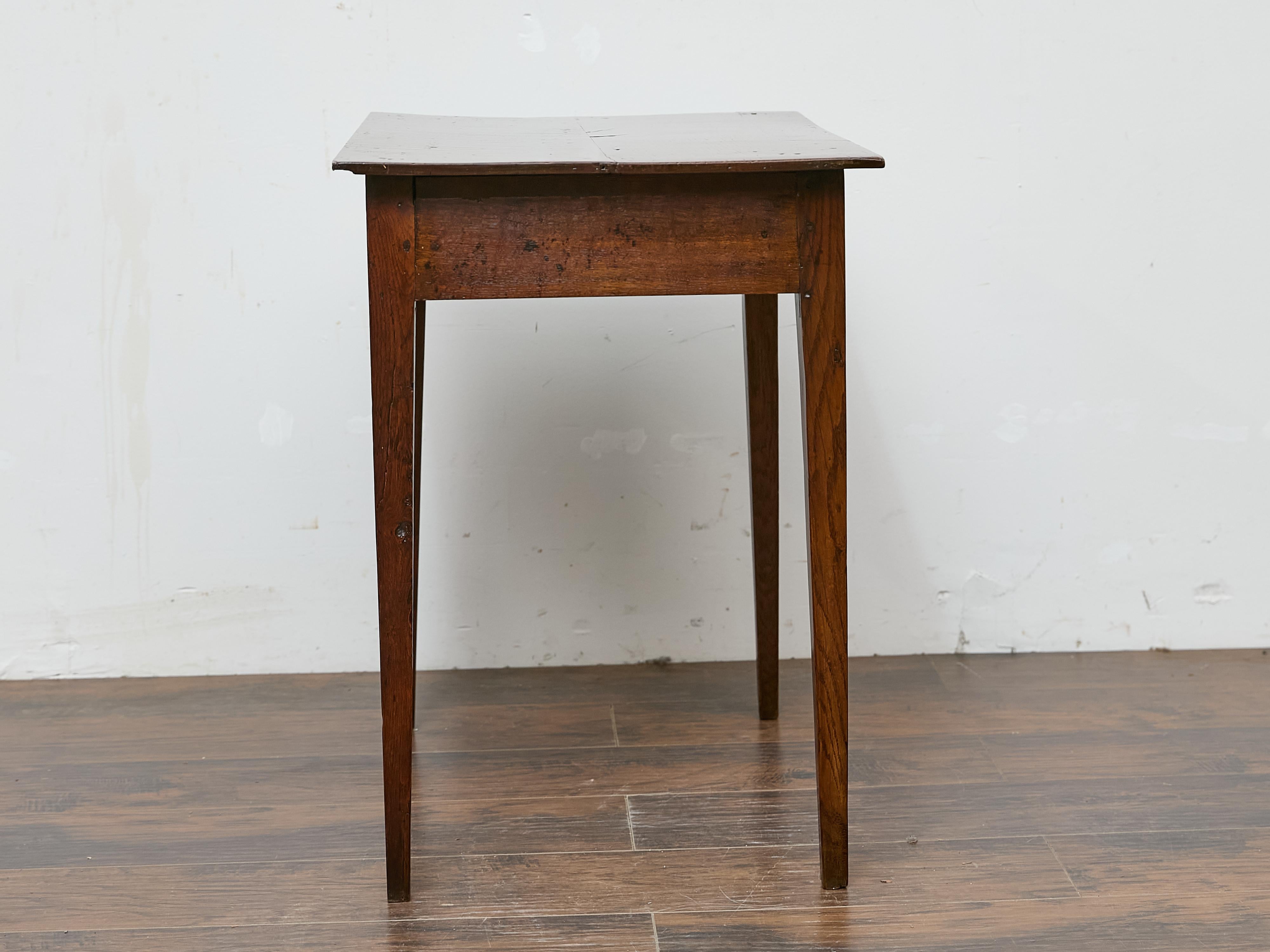 Laiton Table anglaise du 19ème siècle avec poignée en laiton Chippendale et pied fuselé en vente