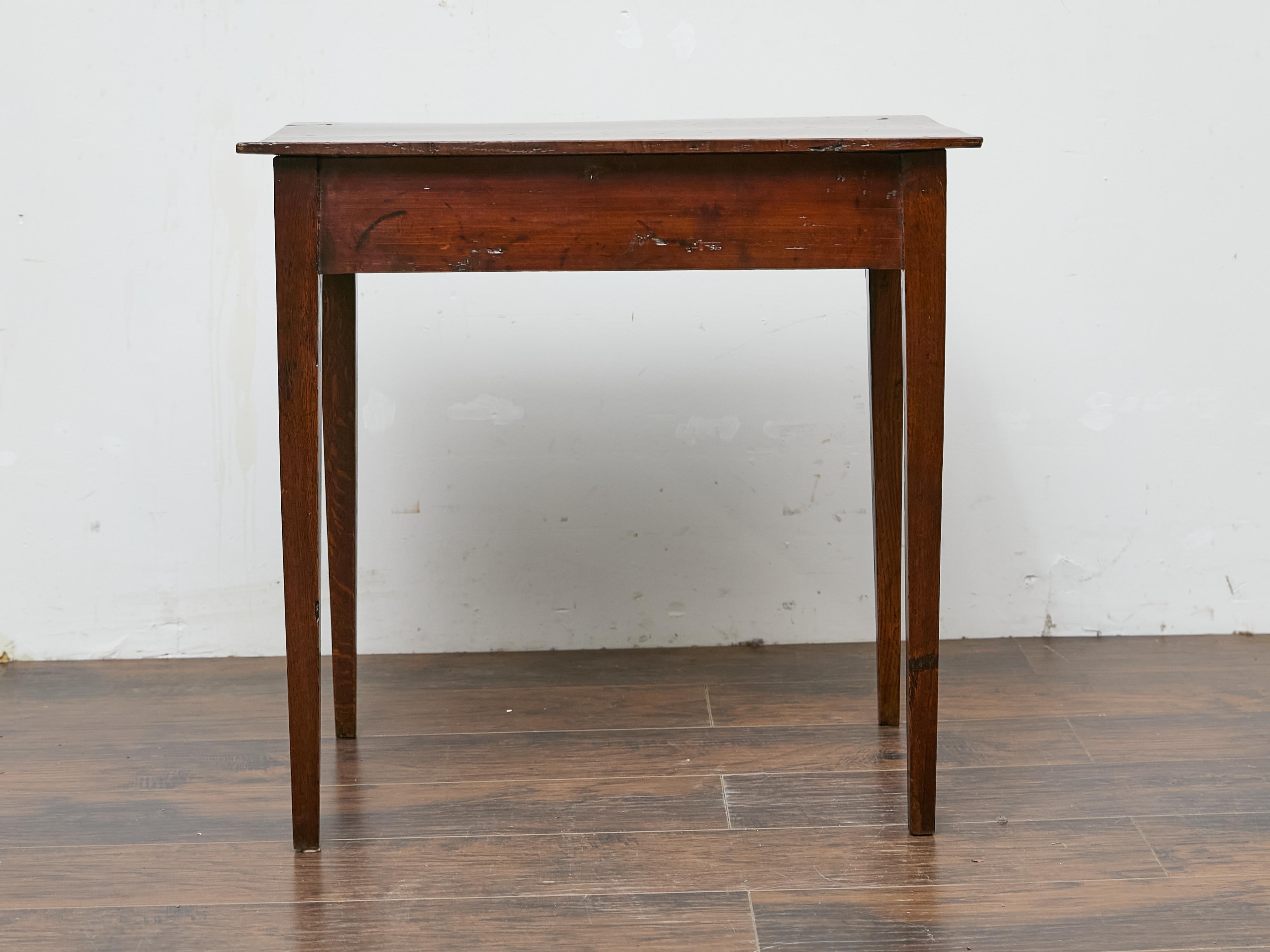 Table anglaise du 19ème siècle avec poignée en laiton Chippendale et pied fuselé en vente 1