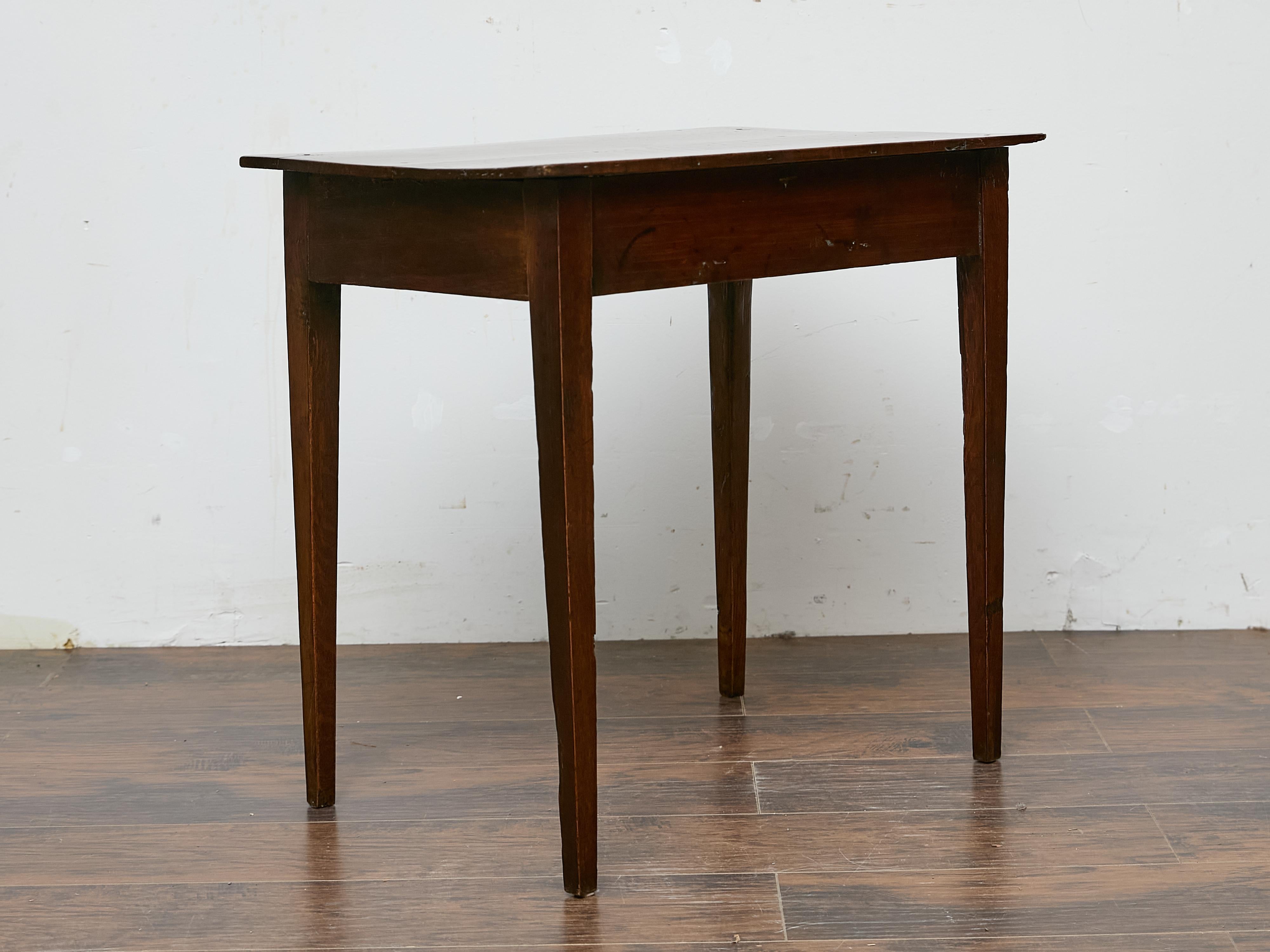 Table anglaise du 19ème siècle avec poignée en laiton Chippendale et pied fuselé en vente 2