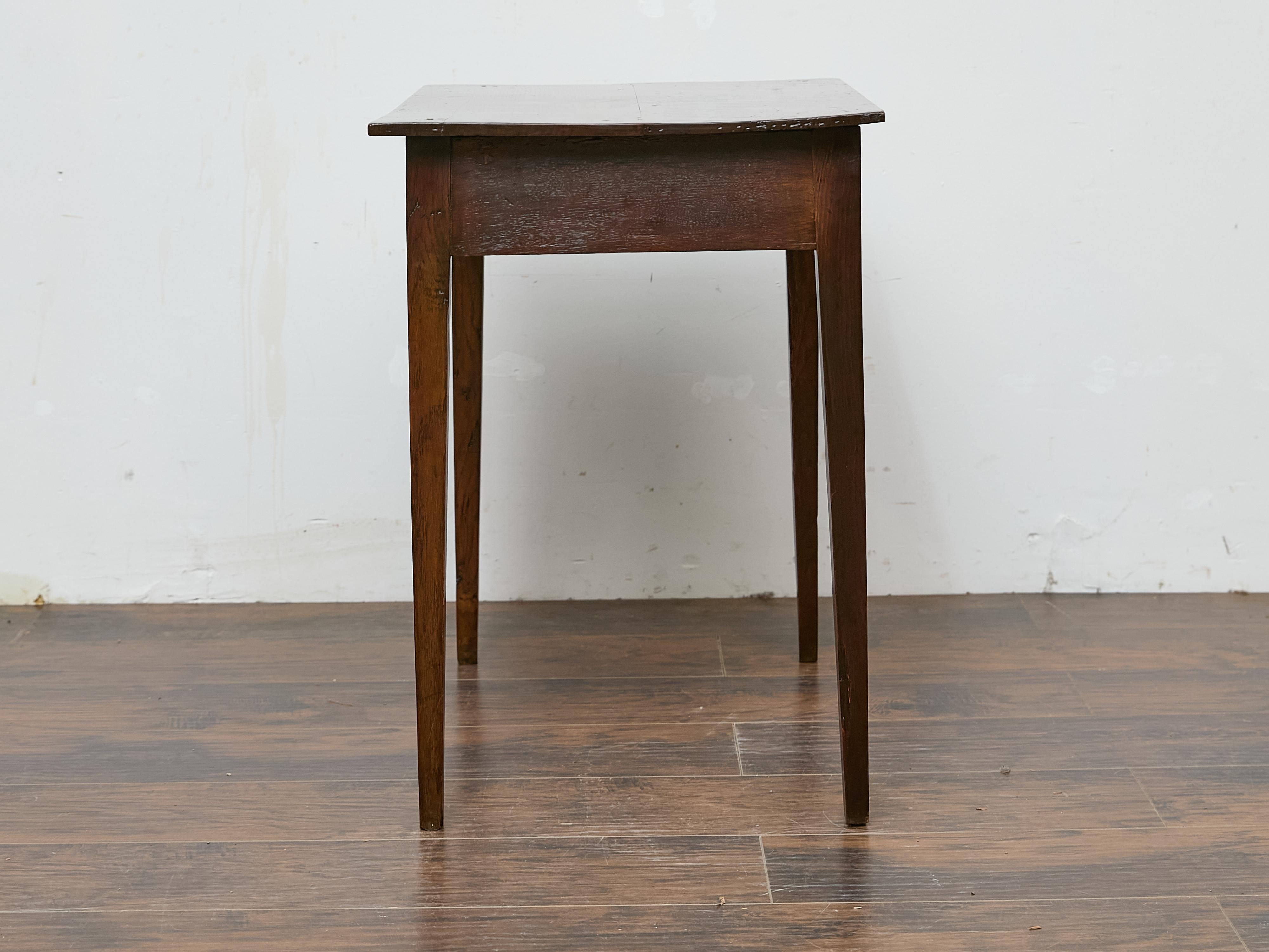 Table anglaise du 19ème siècle avec poignée en laiton Chippendale et pied fuselé en vente 3