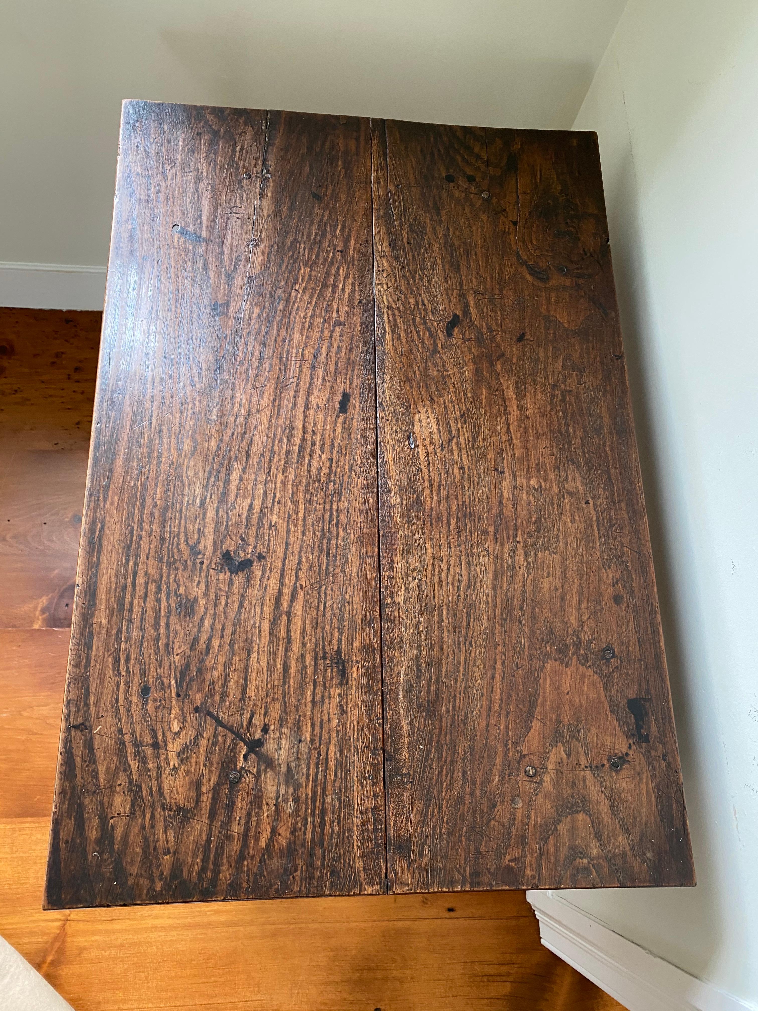 19th Century, English Oak Tavern Table with Bold Scalloped Skirt In Good Condition In Nantucket, MA