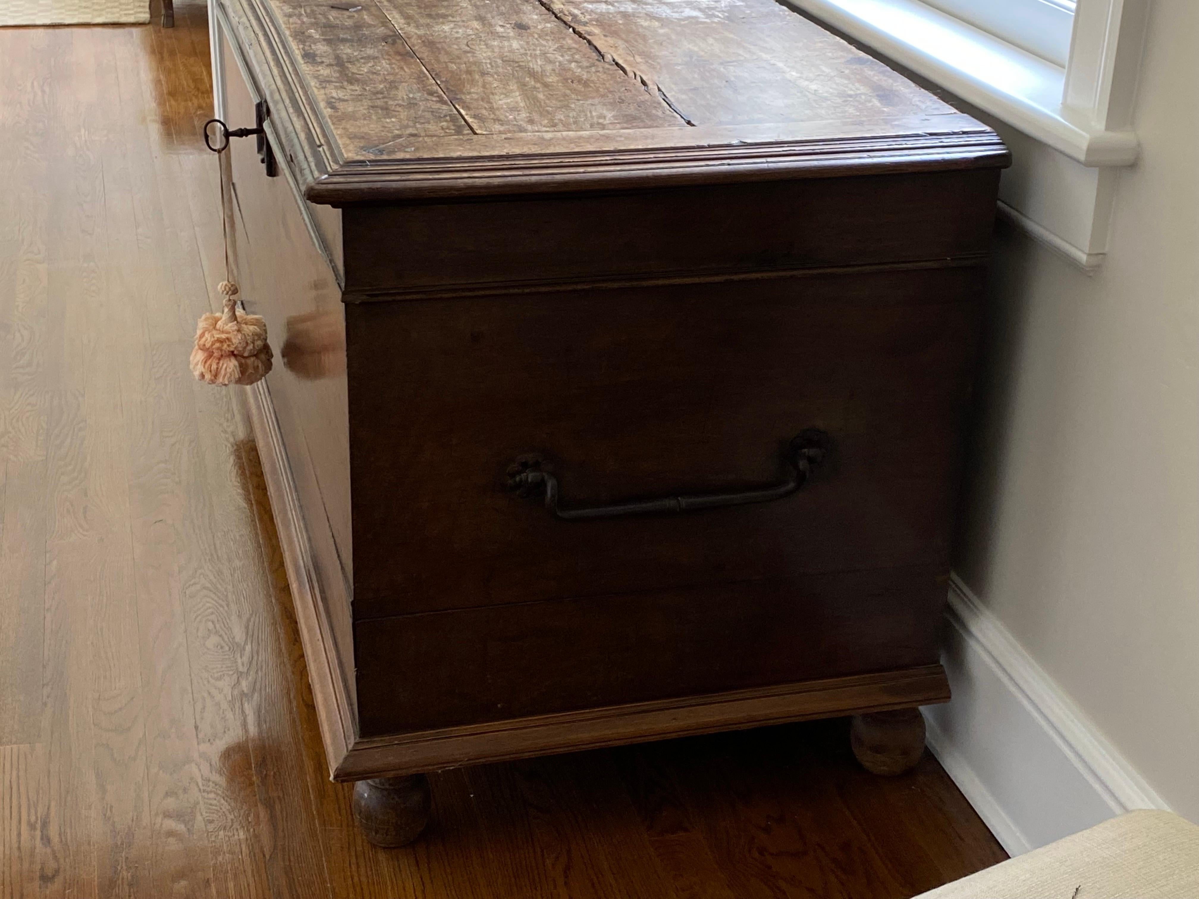 19th Century, English Oak Trunk In Good Condition For Sale In Southampton, NY