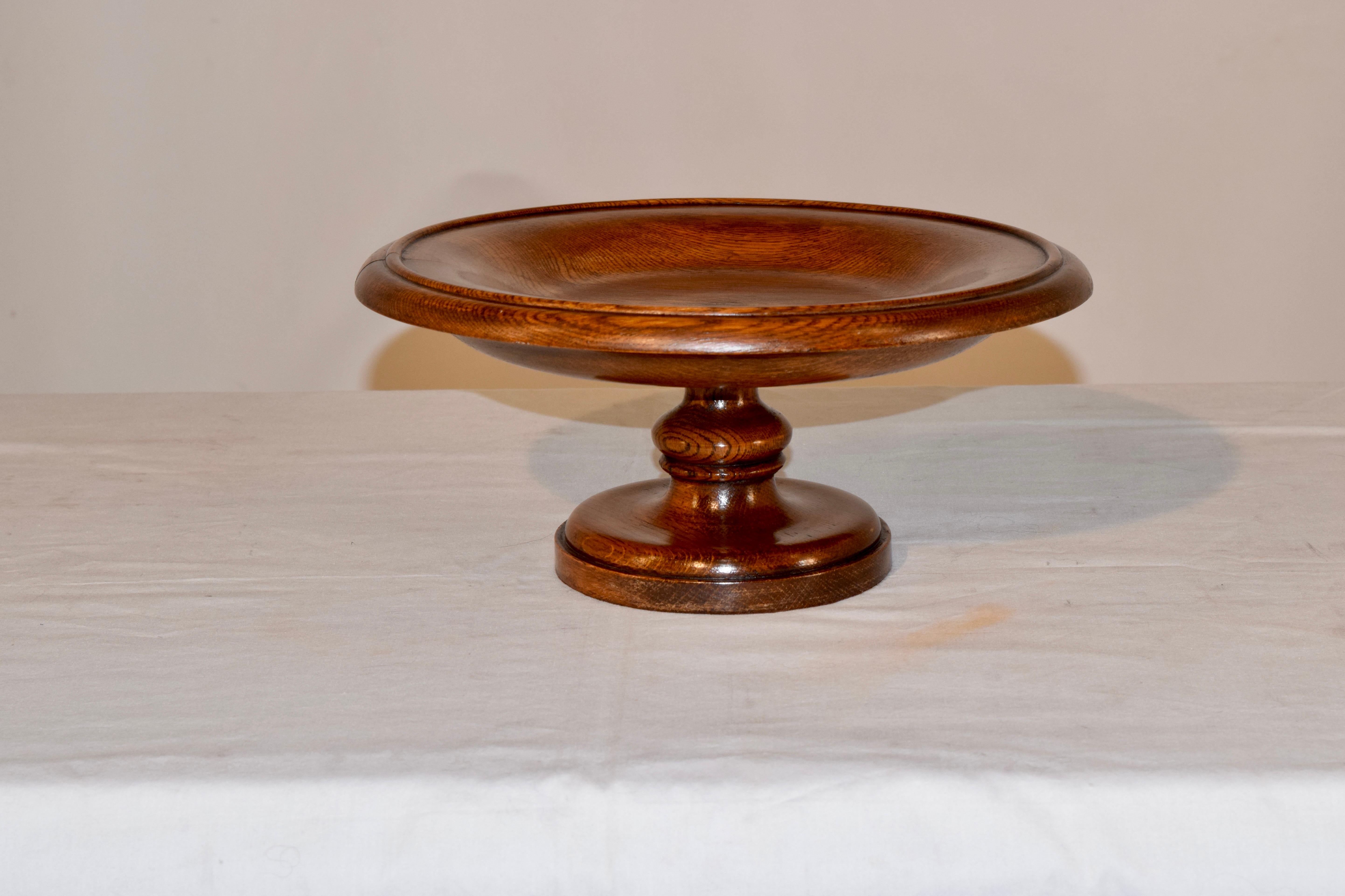 Late 19th century oak hand turned compote from England with a lovely bowl atop a turned pedestal and supported on a hand turned base.