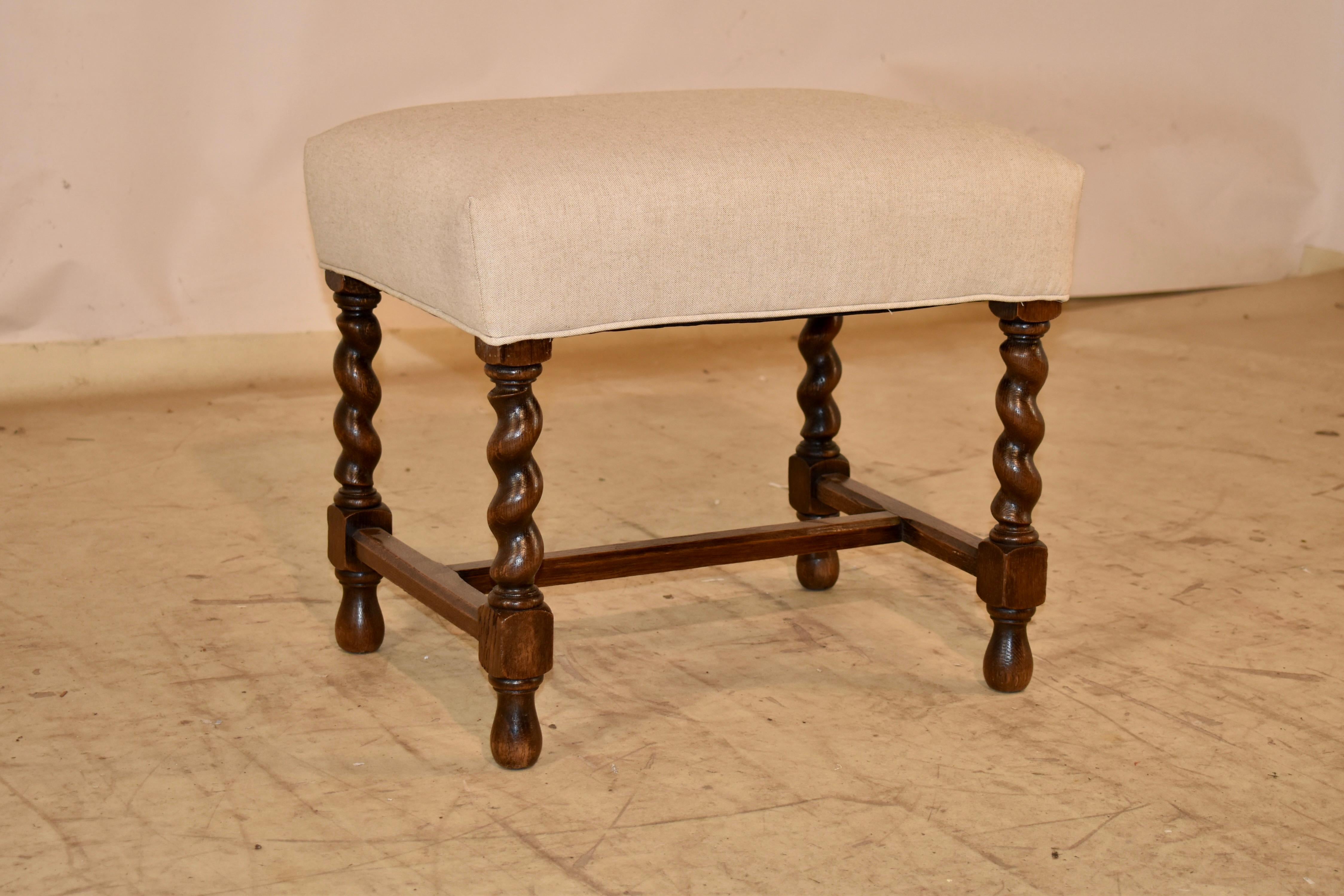 Eichenhocker aus dem 19. Jahrhundert aus England.  

Das Oberteil wurde neu mit Leinen bezogen und mit einer einzelnen Kederverzierung versehen.  Der Sitz wird von einem Eichenholzrahmen mit handgedrechselten, kaum gedrehten Beinen getragen.  Die