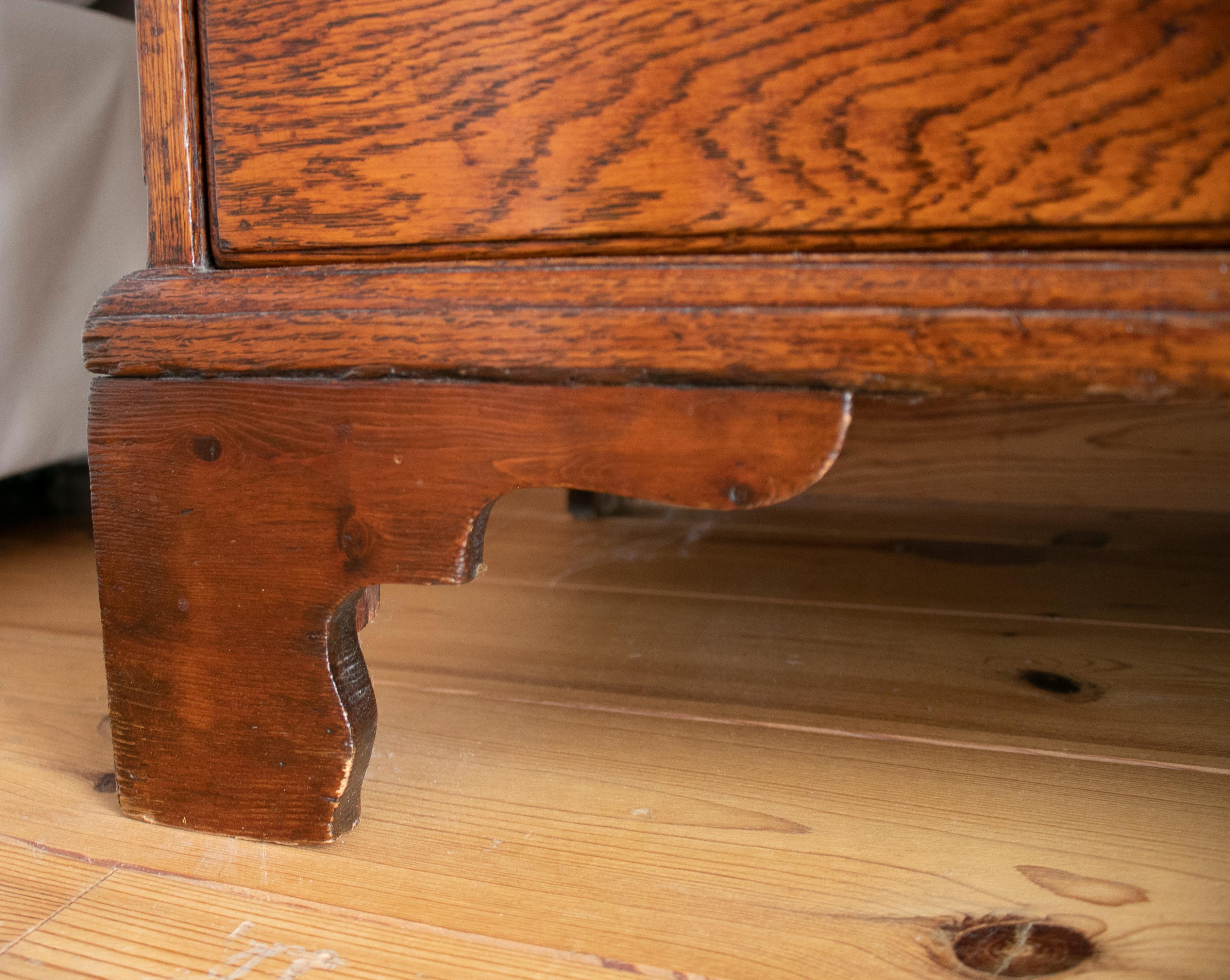 coffre à quatre tiroirs en bois de chêne anglais du 19e siècle avec garnitures en bronze en vente 4