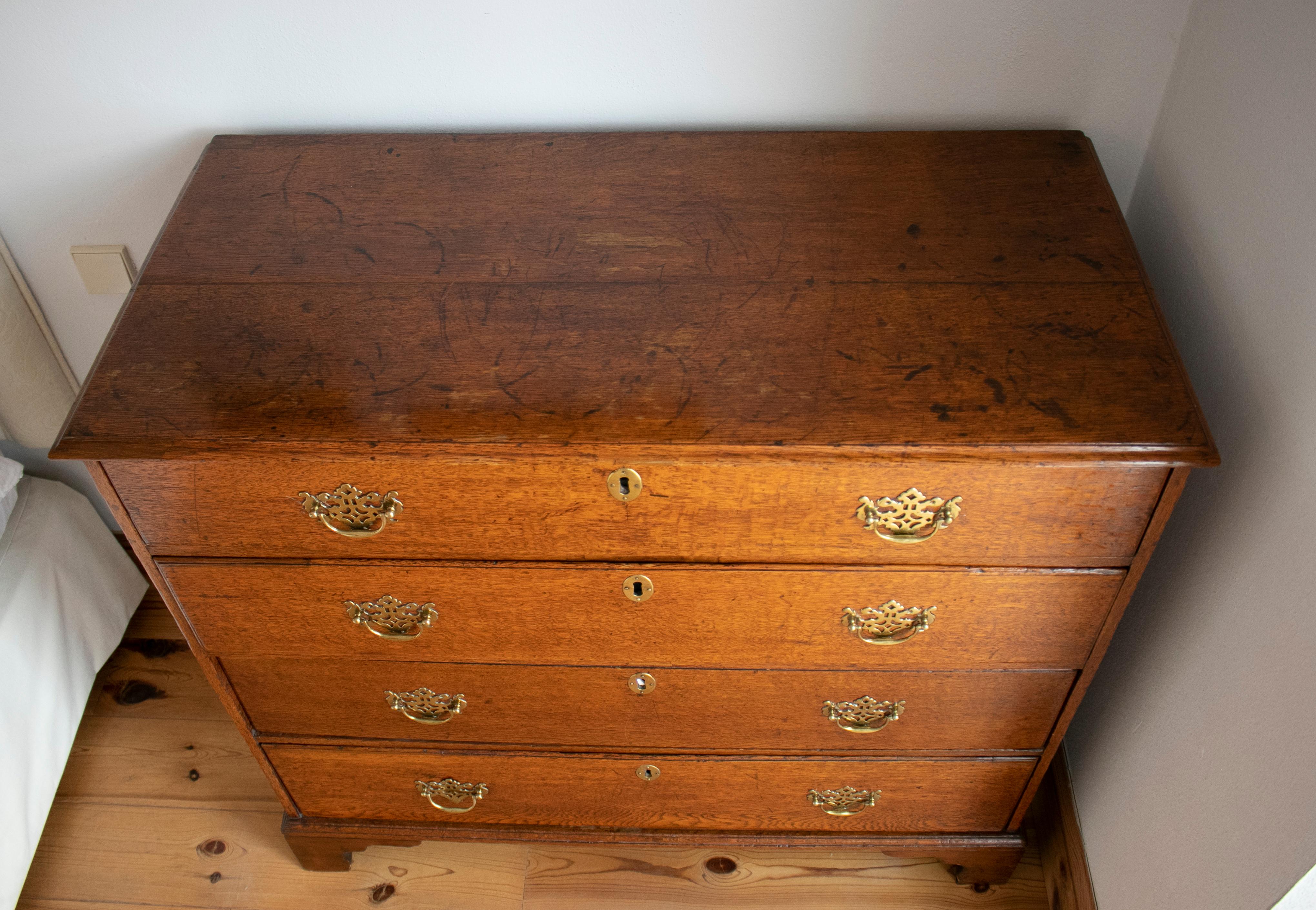 Anglais coffre à quatre tiroirs en bois de chêne anglais du 19e siècle avec garnitures en bronze en vente