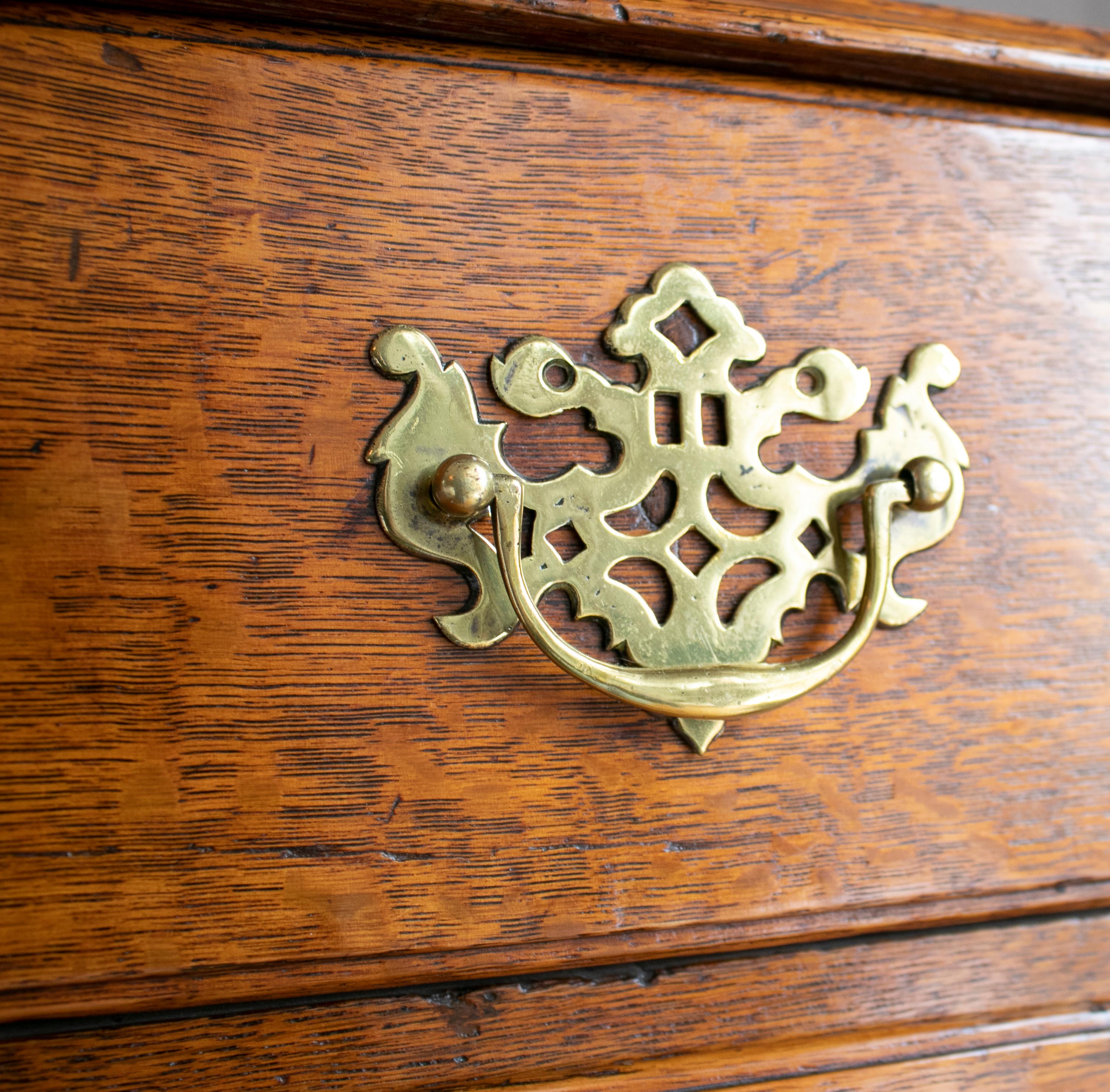 coffre à quatre tiroirs en bois de chêne anglais du 19e siècle avec garnitures en bronze en vente 1