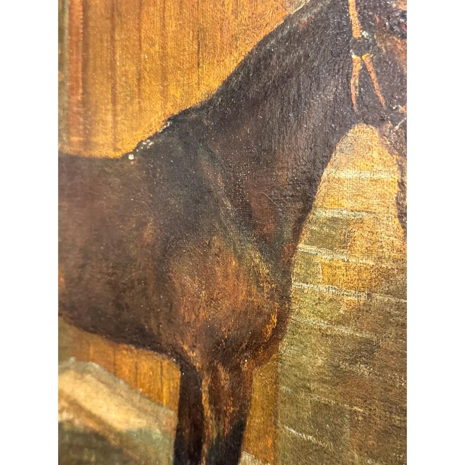 Este óleo sobre lienzo inglés del siglo XIX representa una escena cerca de los establos. Un caballo alazán vuelve al edificio, rodeado de unas cuantas gallinas blancas que contrastan con el marrón de la estructura y del caballo. Esta pieza es el