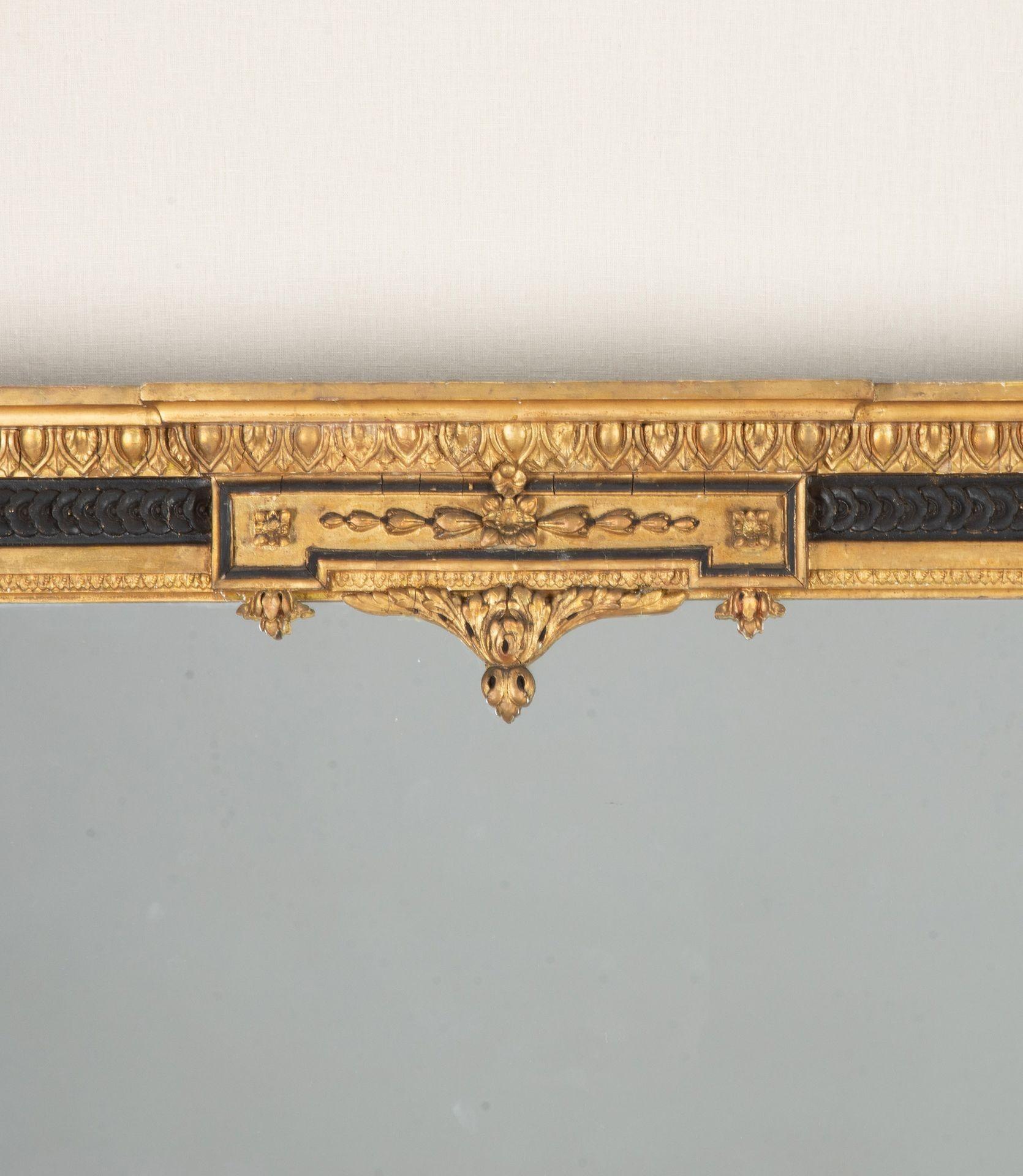Eine hervorragende Qualität frühen 19. Jahrhundert Englisch overmantle mirror.Decorated mit vergoldeten und ebonised Detail. Originale Spiegelplatte und getäfelte Rückwand, um 1820.