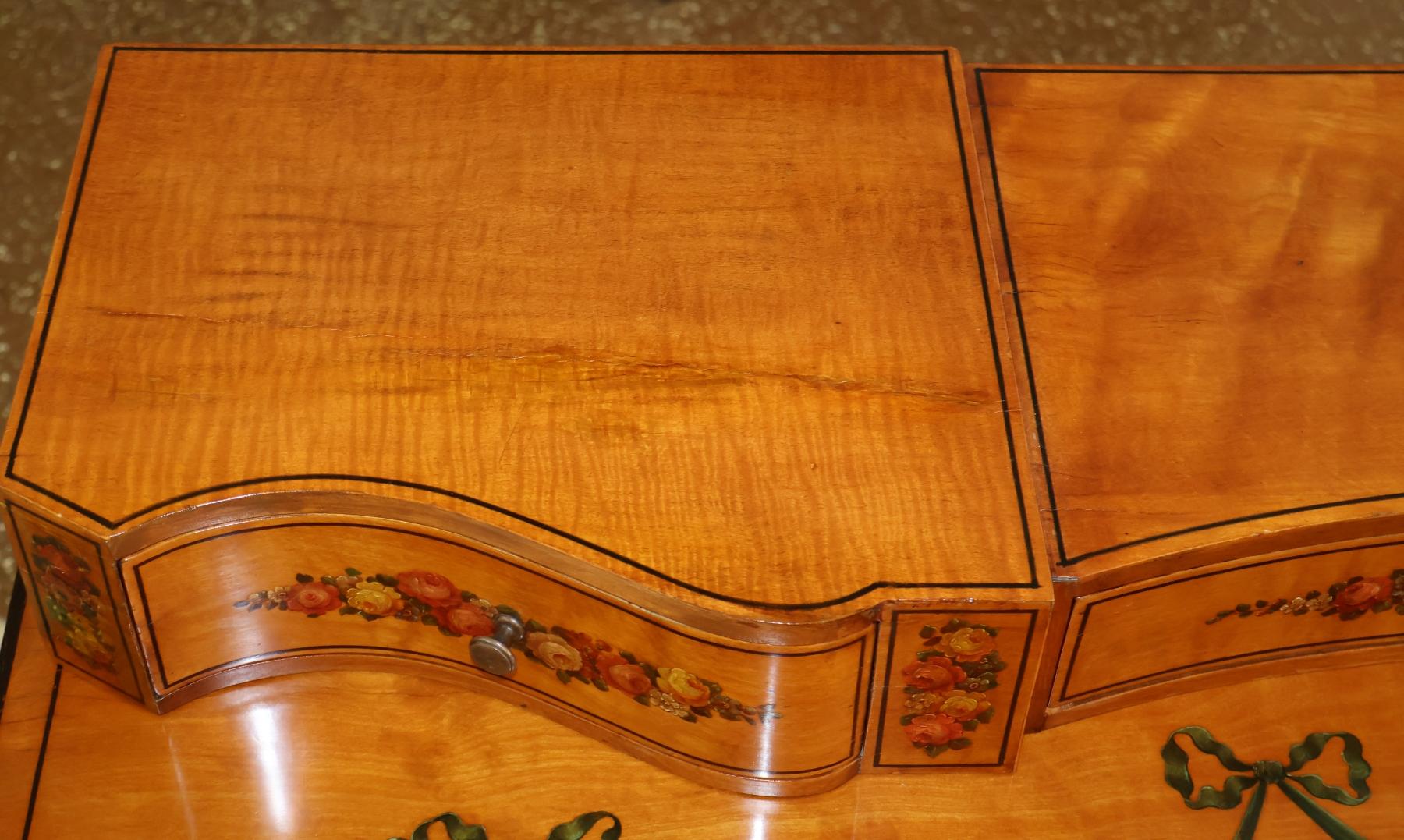 Siglo XIX Escritorio de madera de satén estilo Adam decorado con pintura inglesa en venta 5