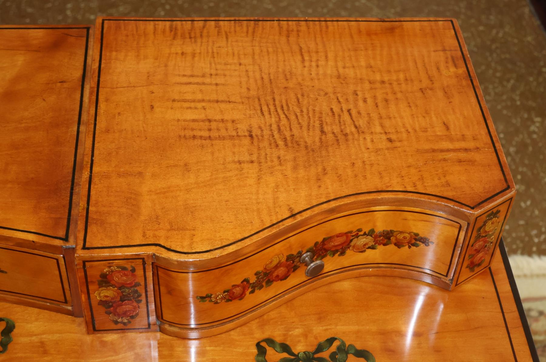 Siglo XIX Escritorio de madera de satén estilo Adam decorado con pintura inglesa en venta 7