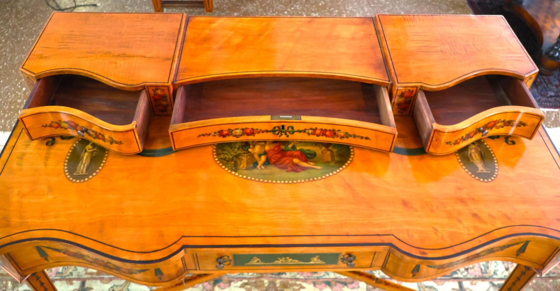Siglo XIX Escritorio de madera de satén estilo Adam decorado con pintura inglesa en Bueno estado para la venta en Long Branch, NJ