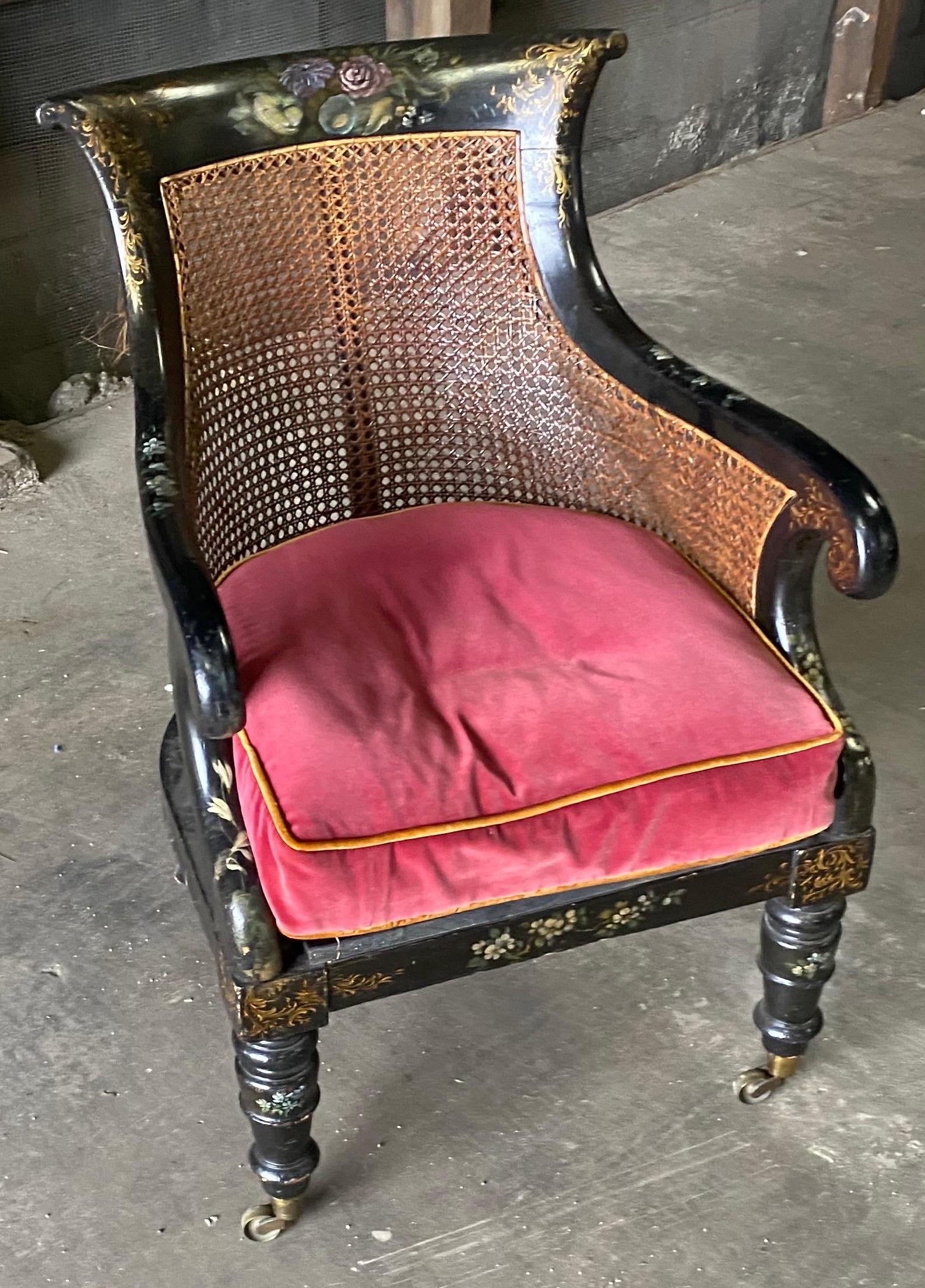 Anglais Fauteuil de bibliothèque canné décoré de peinture anglaise du 19ème siècle en vente