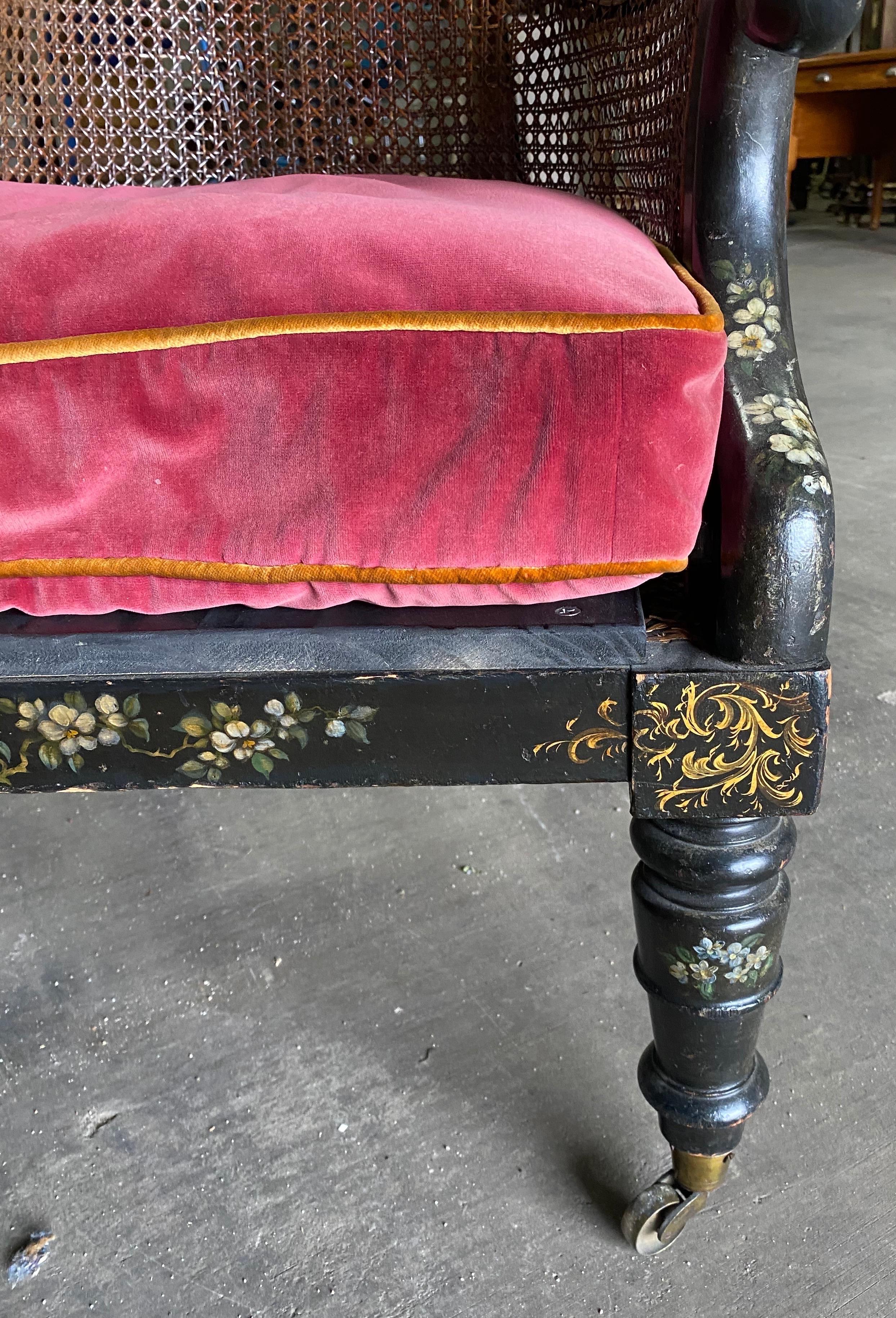 Fauteuil de bibliothèque canné décoré de peinture anglaise du 19ème siècle Bon état - En vente à Charleston, SC