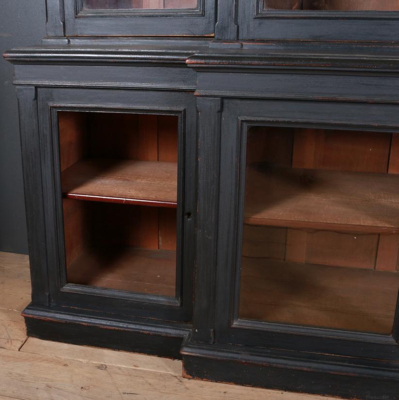 Wonderful 19th century black painted breakfront bookcase, 1850.

Dimensions
100 inches (254 cms) wide
23.5 inches (60 cms) deep
97 inches (246 cms) high.

 