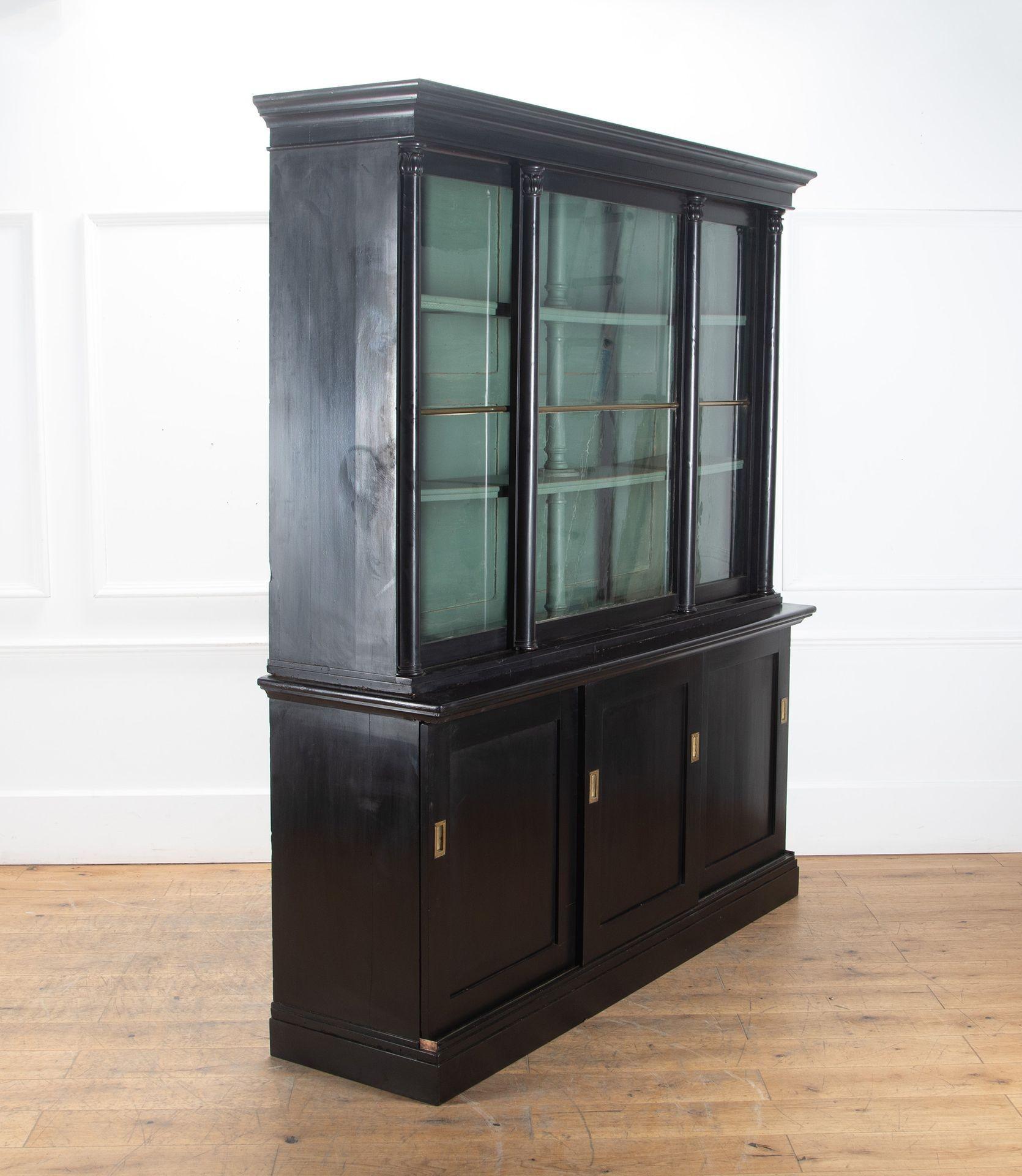 Englisches bemaltes Bücherregal oder Vitrine aus dem 19. Jahrhundert.
Ebonisiert mit verglasten Schiebetüren oben und massiven Schiebetüren unten.
Mit Messingverzierungen und Originalglas.