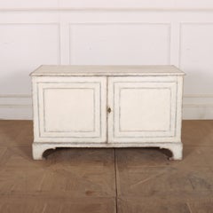 Aparador pintado inglés del siglo XIX