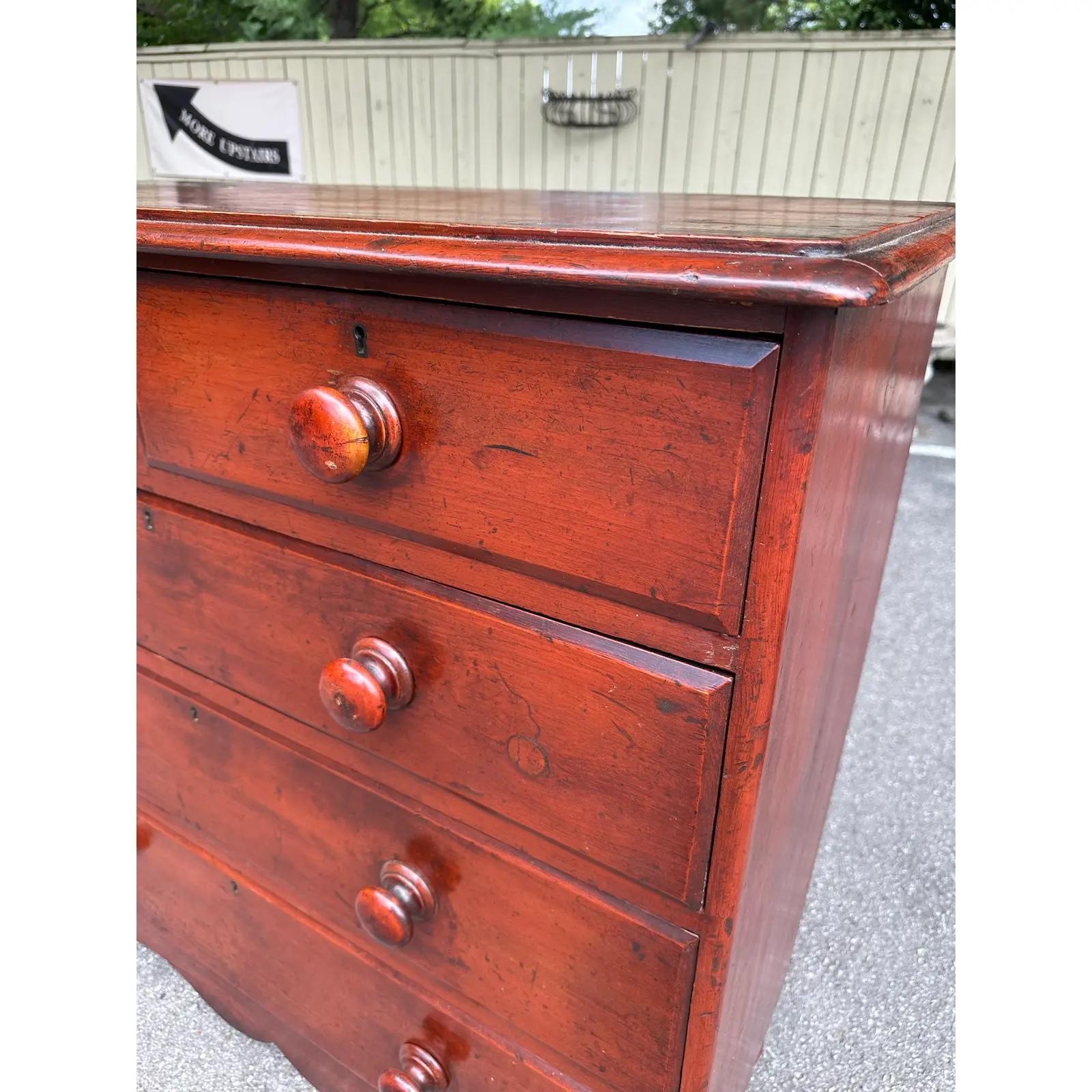 Ce coffre en pin fabriqué à la main au XIXe siècle tire sa couleur unique de la peinture et de la finition cirée de ce meuble anglais original, ajoutant une touche audacieuse à ce classique populaire. Cette commode est idéale pour une chambre à