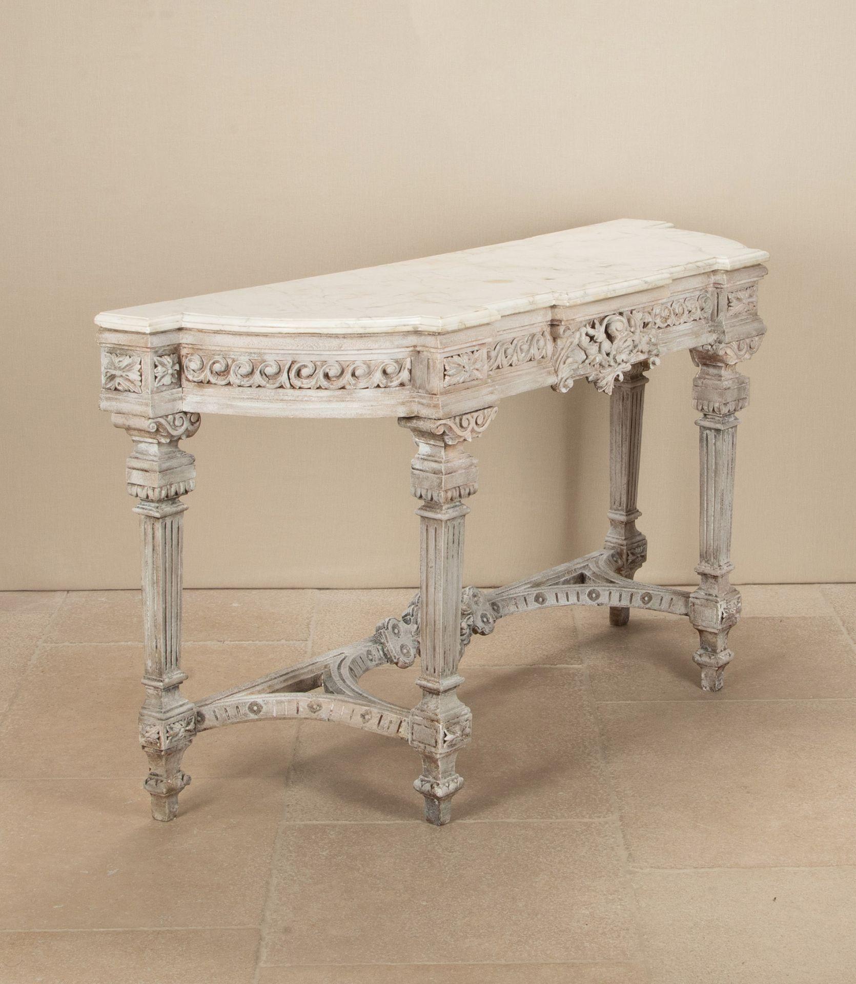 Console anglaise peinte du 19e siècle. Cette table élégante a un grand aspect décoratif avec une finition ultérieure peinte en vieux blanc. La table repose bien sur ses pieds effilés et présente une décoration et des détails sculptés de qualité.
