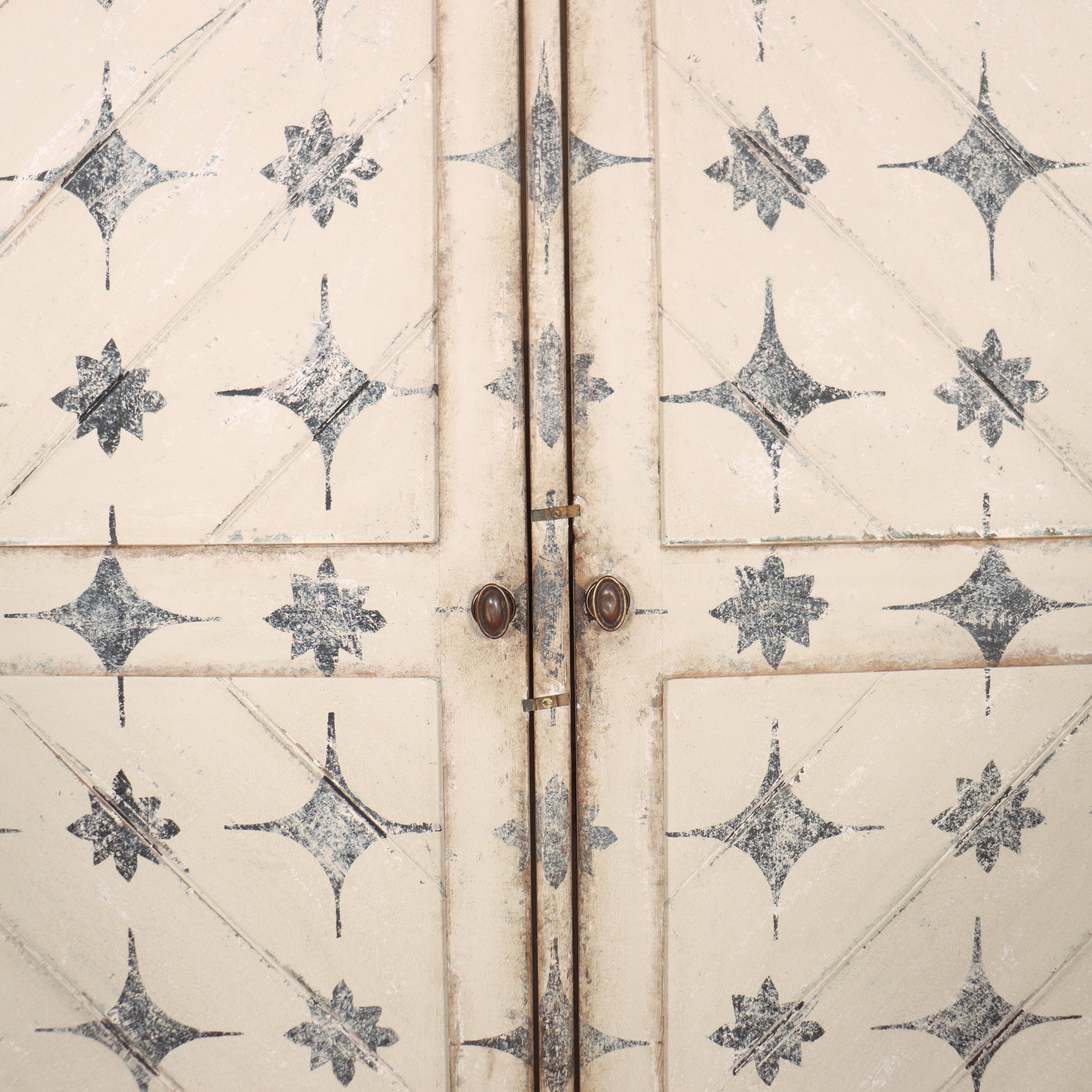 Pine 19th Century English Painted Linen Cupboard For Sale