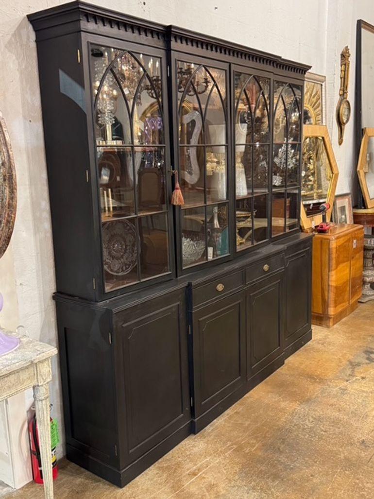 19th Century English Painted Mahogany Breakfront Cabinet In condizioni buone in vendita a Dallas, TX