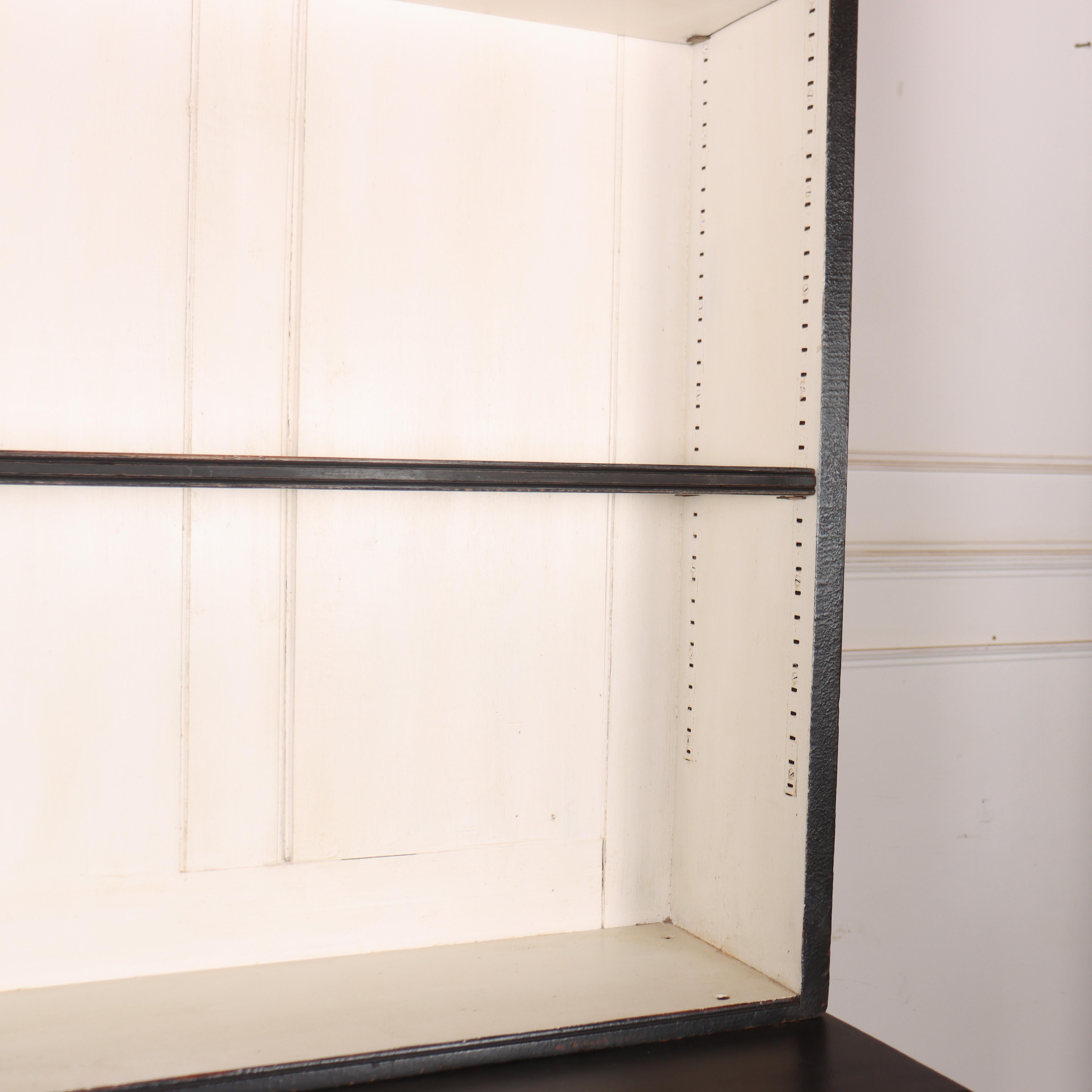 Bibliothèque ouverte peinte anglaise du 19ème siècle en vente 1