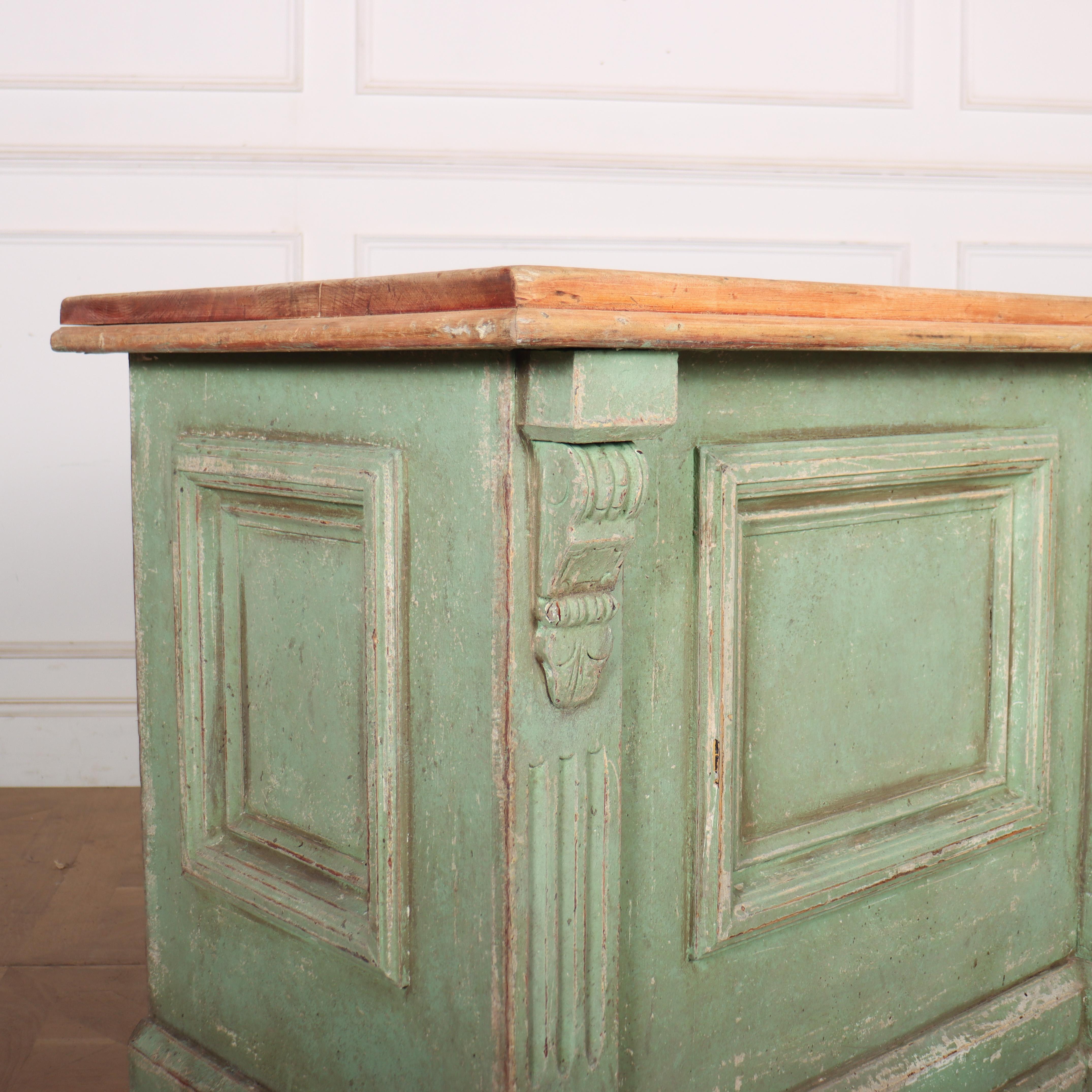 Sehr gute englische Ladentheke/Insel aus dem 19. Jahrhundert mit einer geschrubbten Kieferplatte. 1860. 

Interne Referenz: C


Code: 9193

Abmessungen:
W: 97