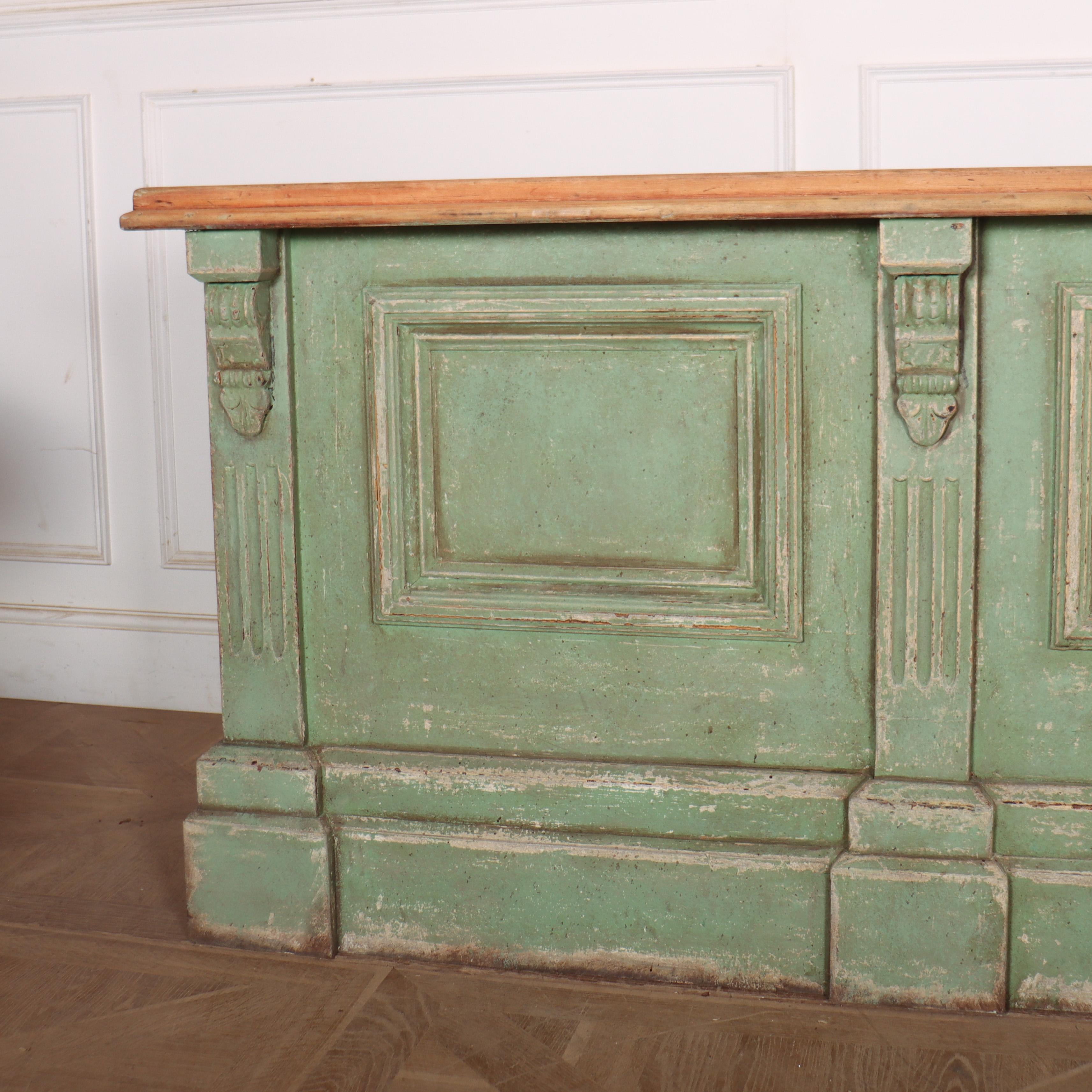 Englischer bemalter Ladentisch des 19. Jahrhunderts (Kiefernholz) im Angebot