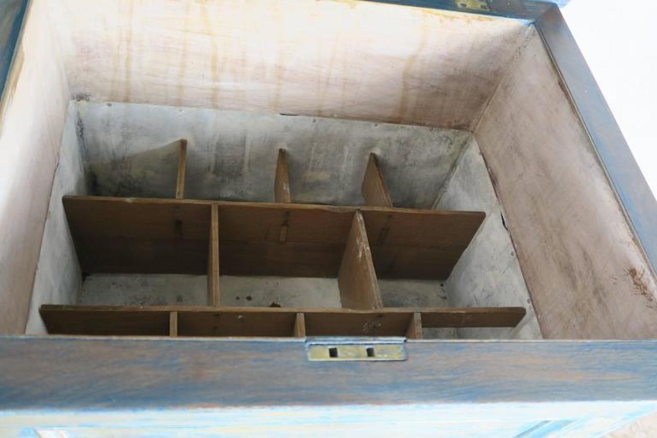 Raffreddatore per vino dipinto inglese del XIX secolo In condizioni deteriorate in vendita a Los Angeles, CA