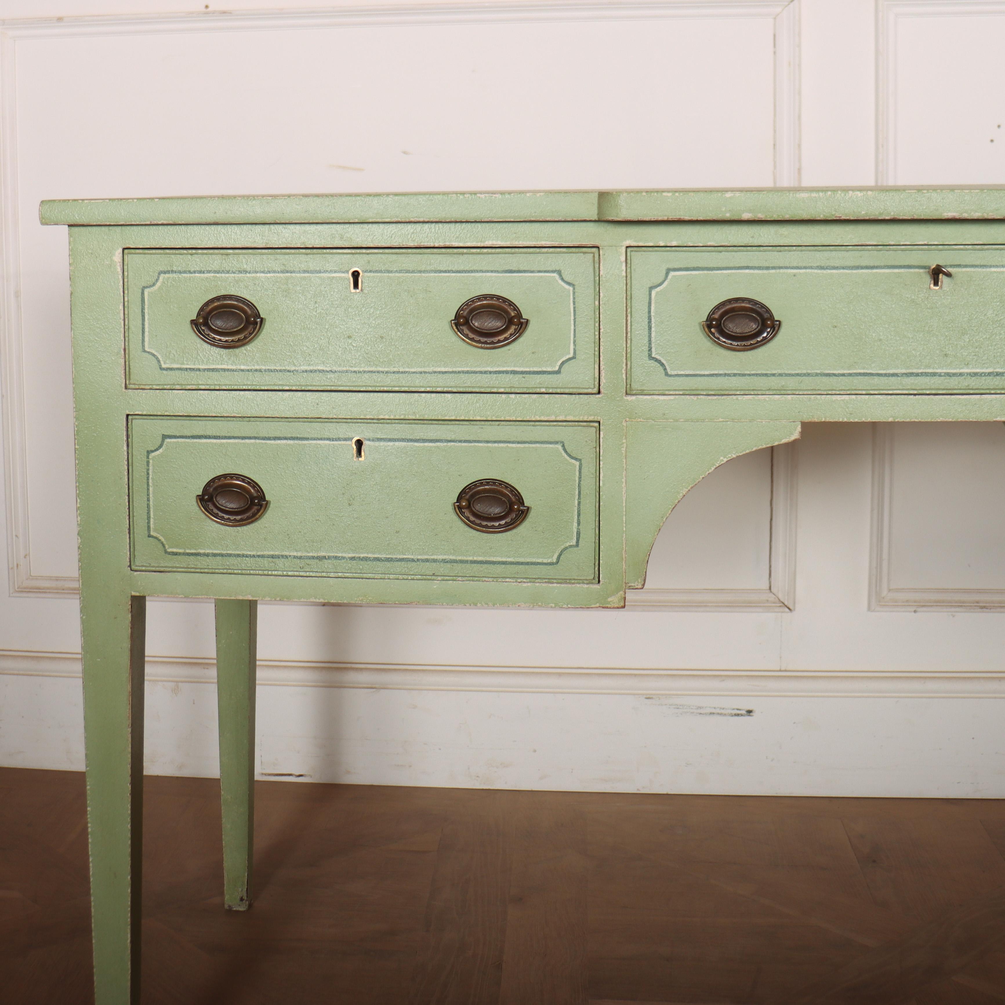 Scrivania a cinque cassetti con foro al ginocchio dipinta della fine del XIX secolo. 1890.

Misure del ginocchio: 18 pollici x 25 pollici H.


Codice: 9145

Dimensioni:
W: 53.5