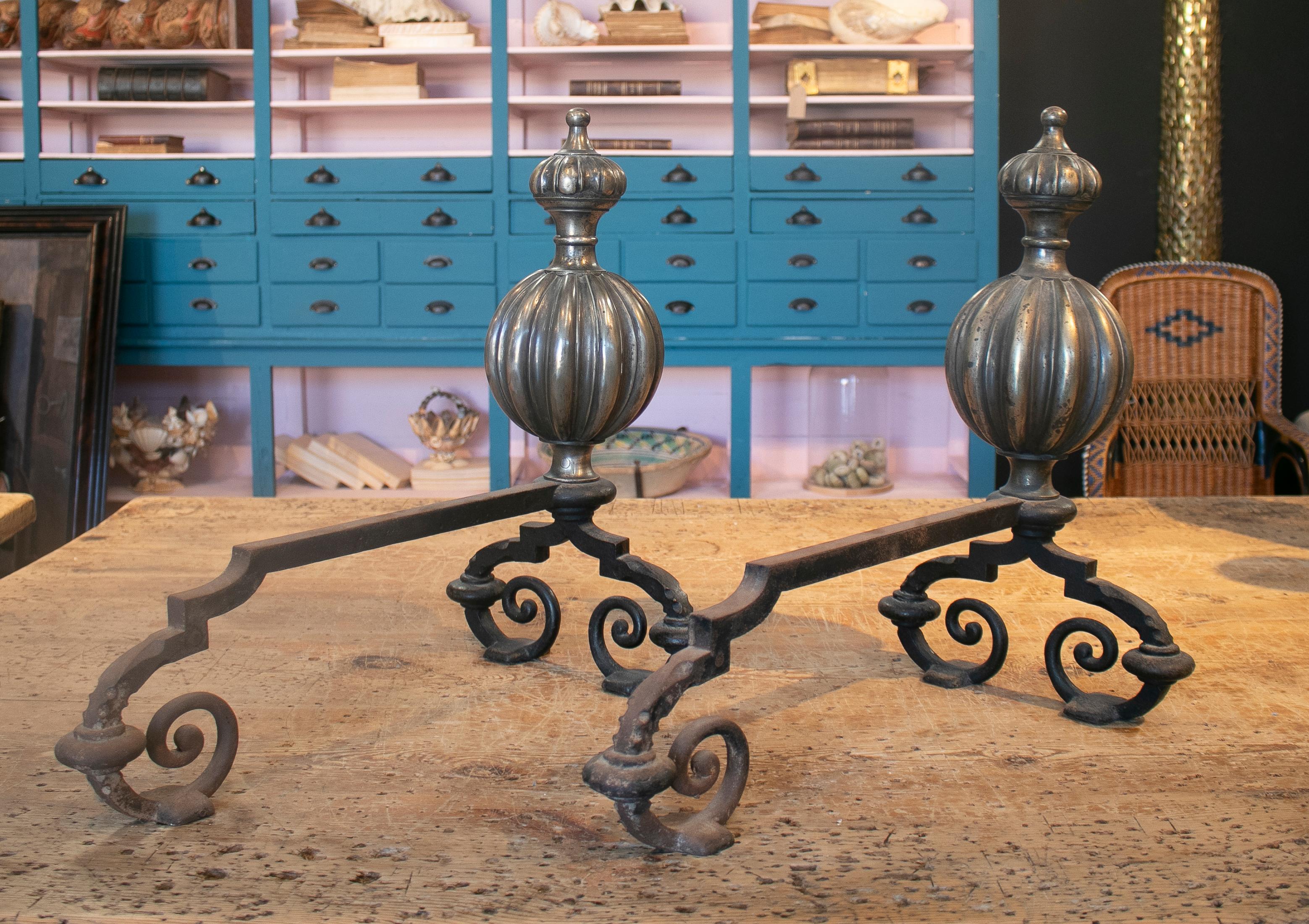 Paire de chenets de cheminée en bronze et fer du 19ème siècle anglais Bon état - En vente à Marbella, ES