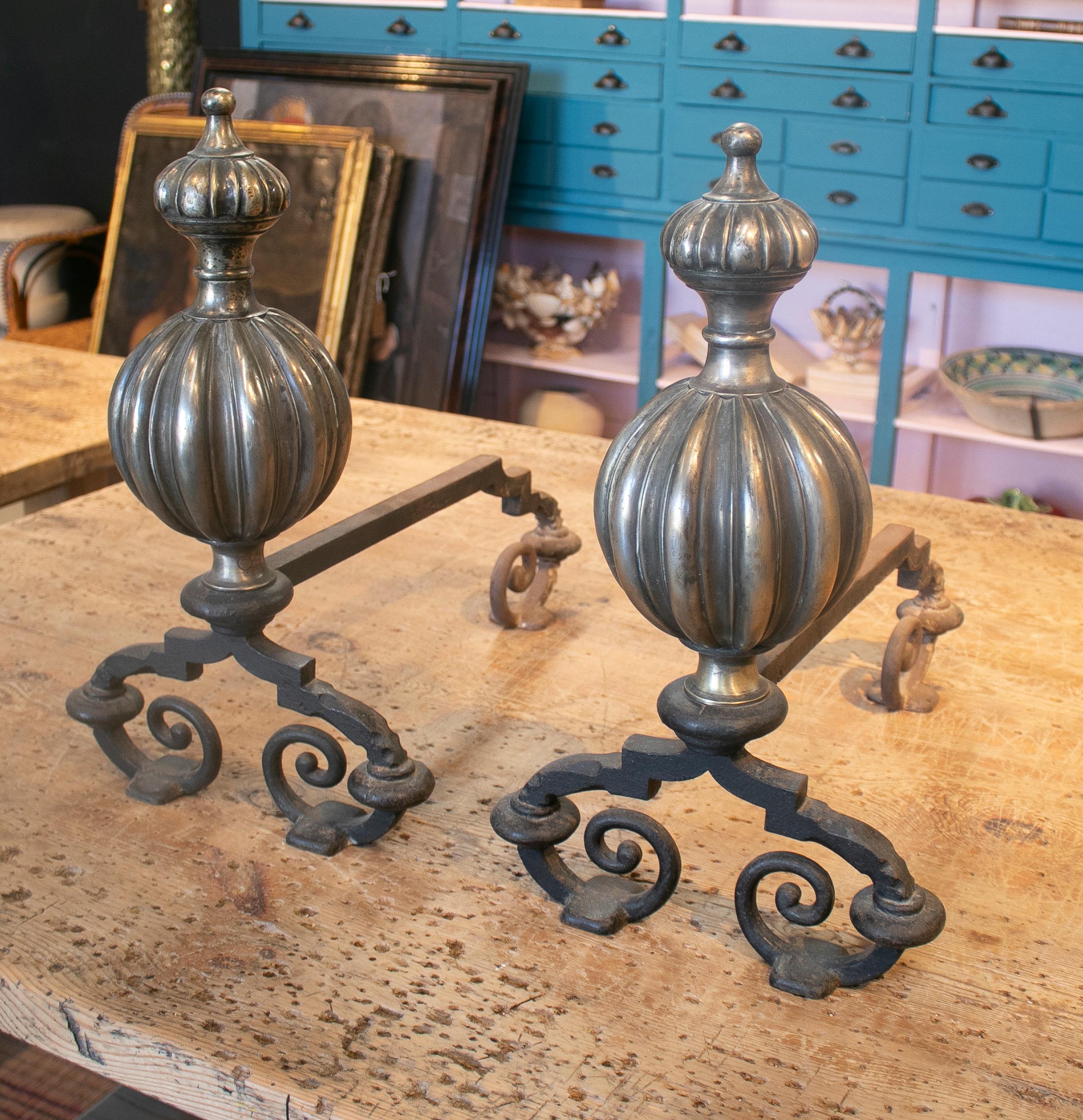 19th Century English Pair of Bronze and Iron Fireplace Andiron Firedogs In Good Condition For Sale In Marbella, ES